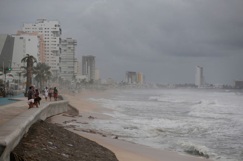 FOTO DE ARCHIVO. Turistas caminan a lo largo del Malecón mientras la tormenta Pamela se acerca al puerto turístico de la costa del Pacífico, en Mazatlán, México, 12 de octubre de 2021. REUTERS/Daniel Becerril