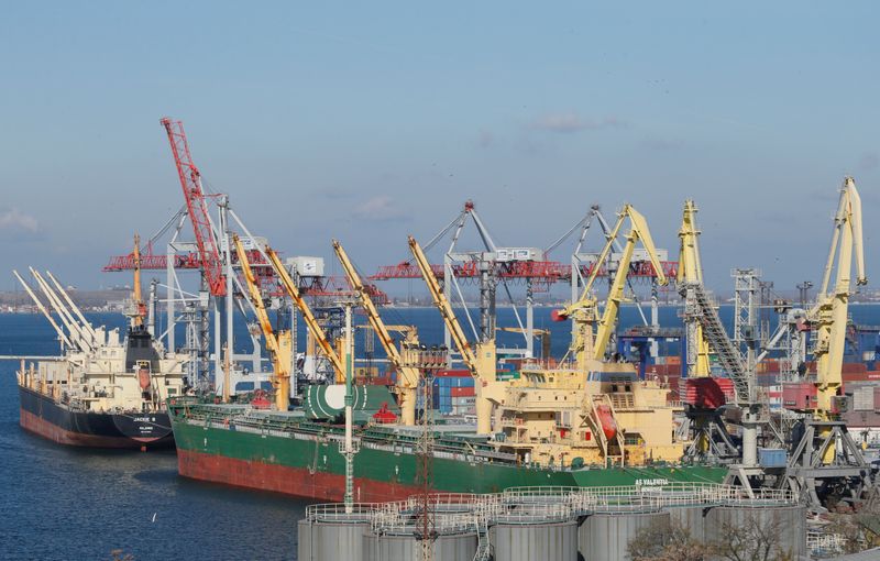 Barcos de carga atracados en el puerto del mar Negro de Odessa, Ucrania