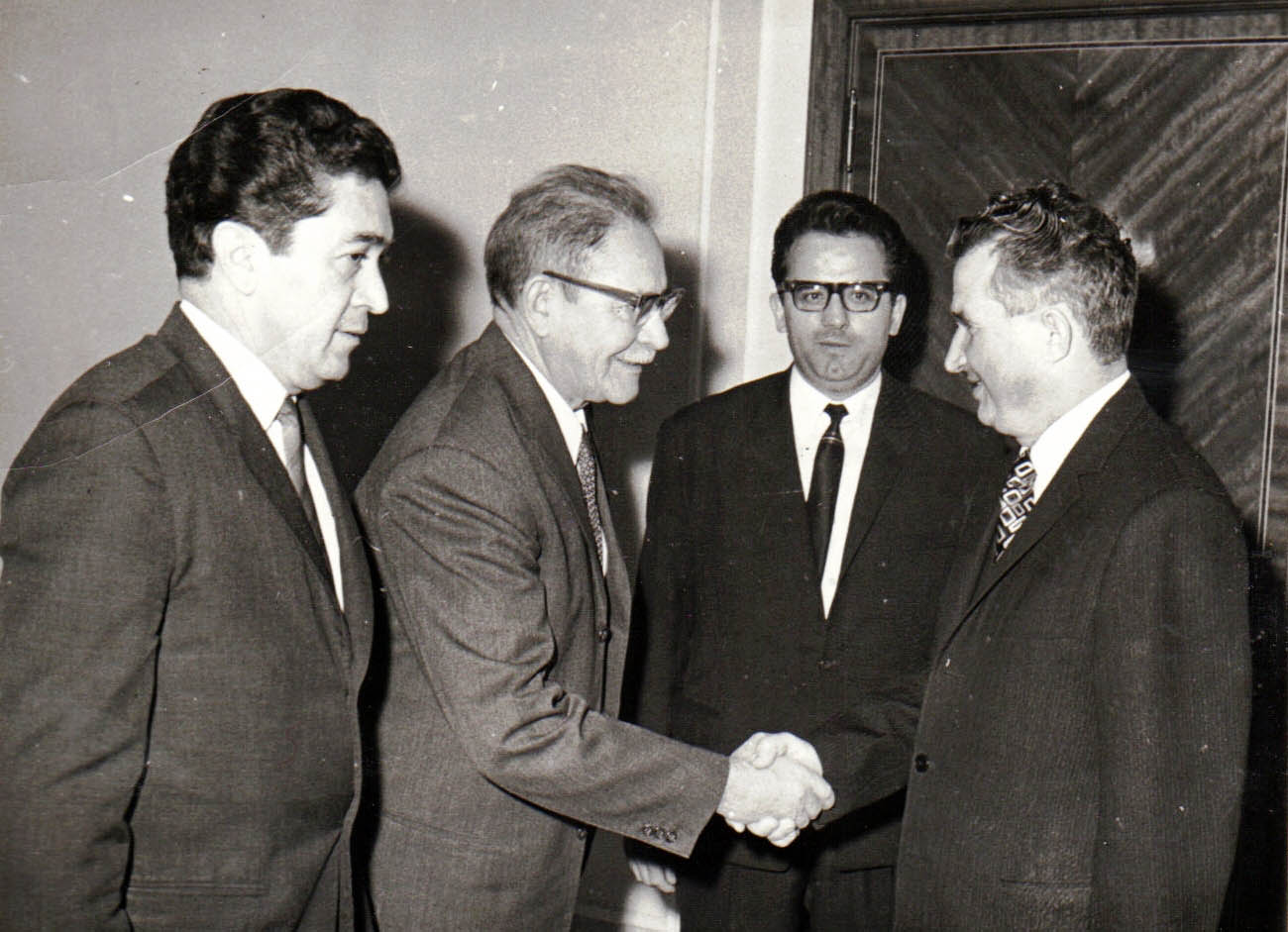 Gerónimo Arnedo Álvarez, secretario general del Partido Comunista en 1976, saluda al dictador rumano Ceaucescu (Wikipedia)