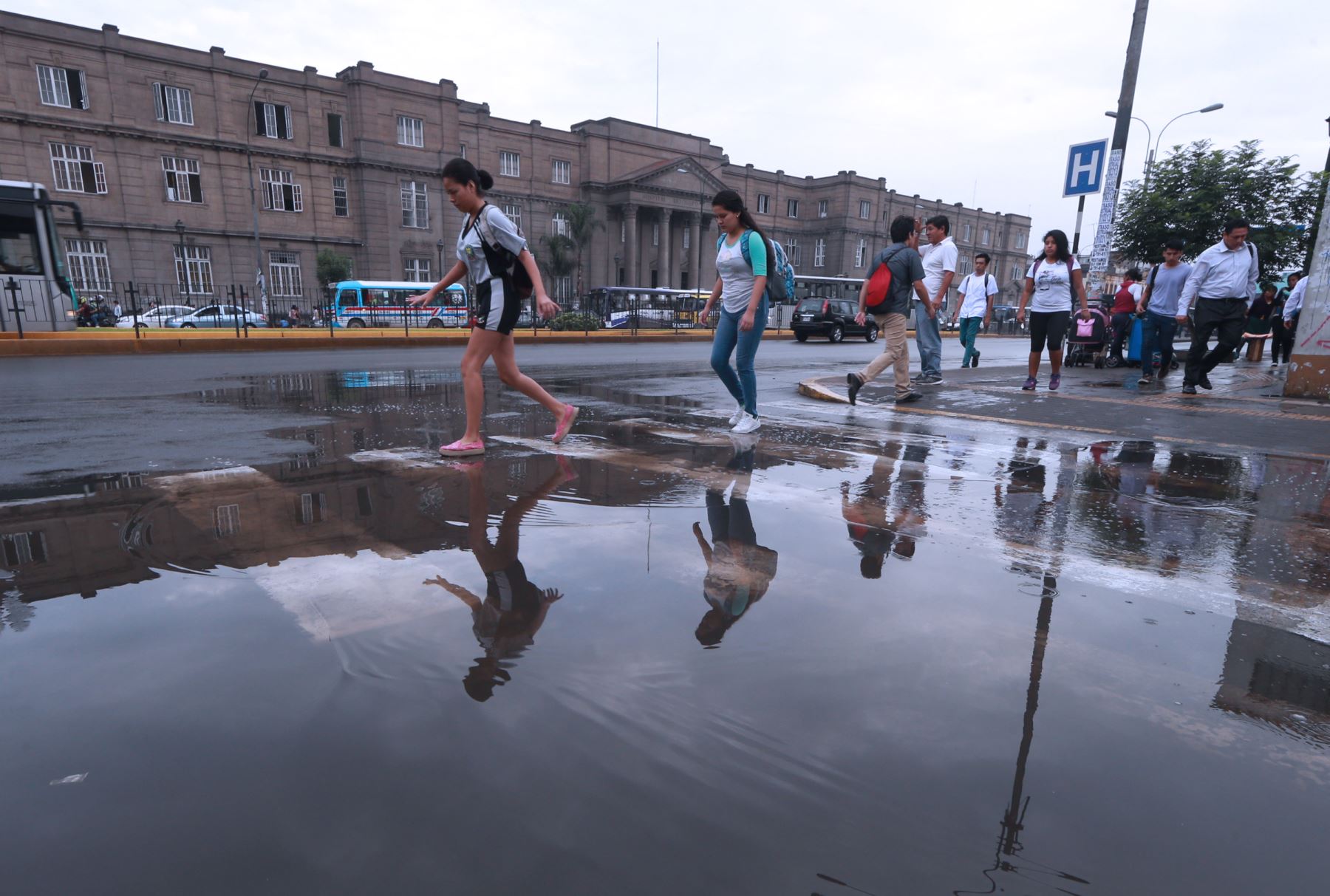 Actividades escolares y universitarias han sido suspendidas por 24 horas debido a las fuertes lluvias.