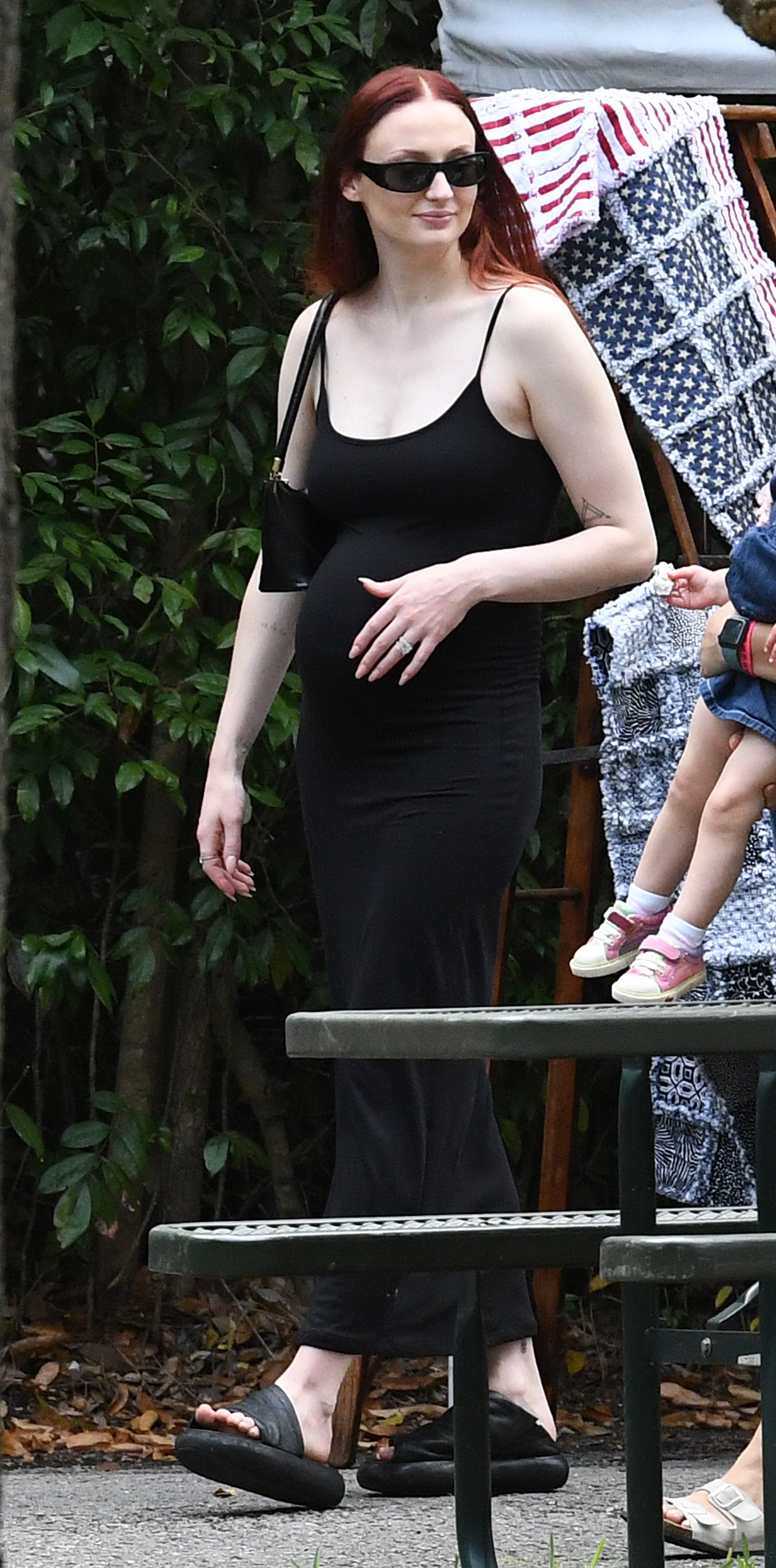 Sophie Turner was photographed out shopping in Miami.  She wore a black dress with which she revealed her pregnancy: she is expecting another child with musician Joe Jonas (Photos: The Grosby Group)