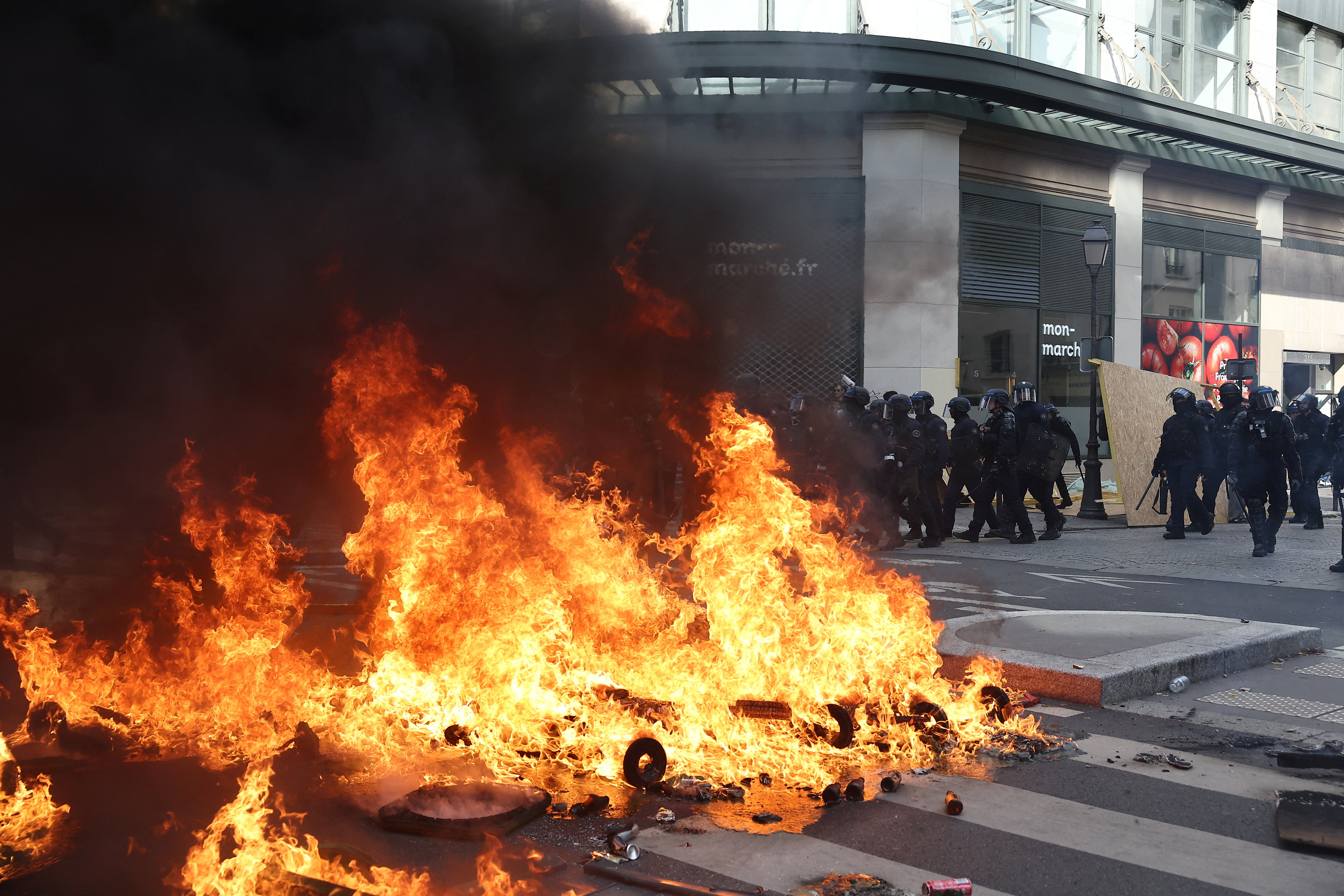 Nueva jornada de protestas e incidentes en Francia: hay disturbios en varias ciudades del pa&iacute;s y al menos 166 detenidos