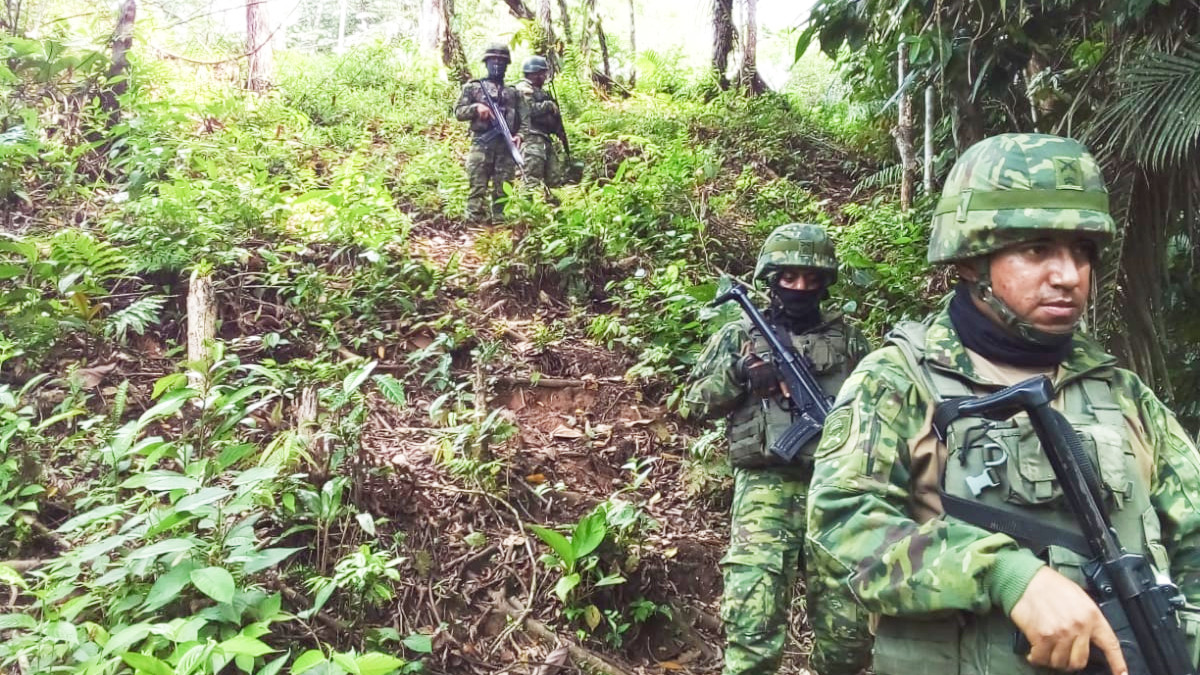 Las Fuerzas Armadas, a través de sus unidades militares, realizan operativos de incautación, decomiso y destrucción de armas de fuego y municiones registradas ilegalmente en las tres provincias del norte, Esmeraldas, Carchi y Sucumbíos, para garantizar la seguridad de todos los ciudadanos.