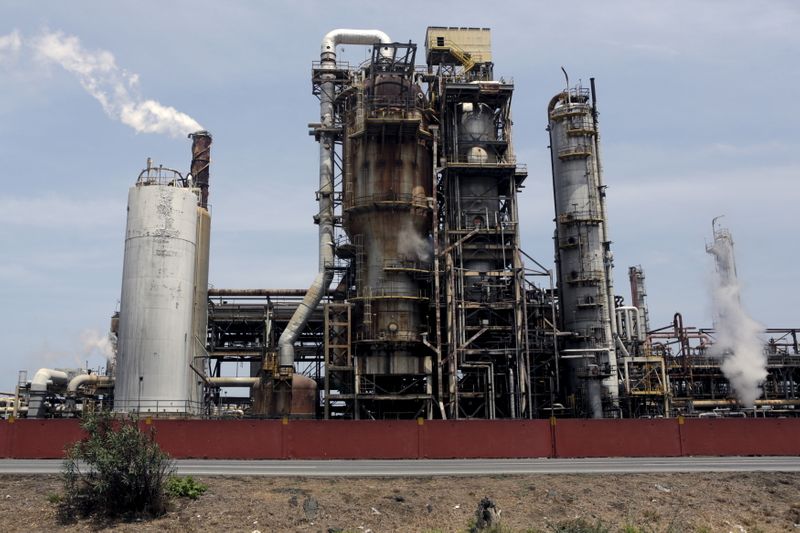 La refinería El Palito, que pertenece a PDVSA (REUTERS/Marco Bello/Archivo)