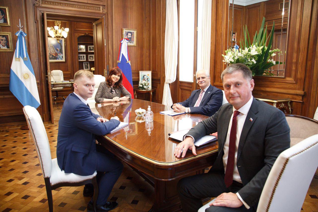La vicepresidenta recibió al diplomático ruso tras el viaje de la comitiva argentina a ese país