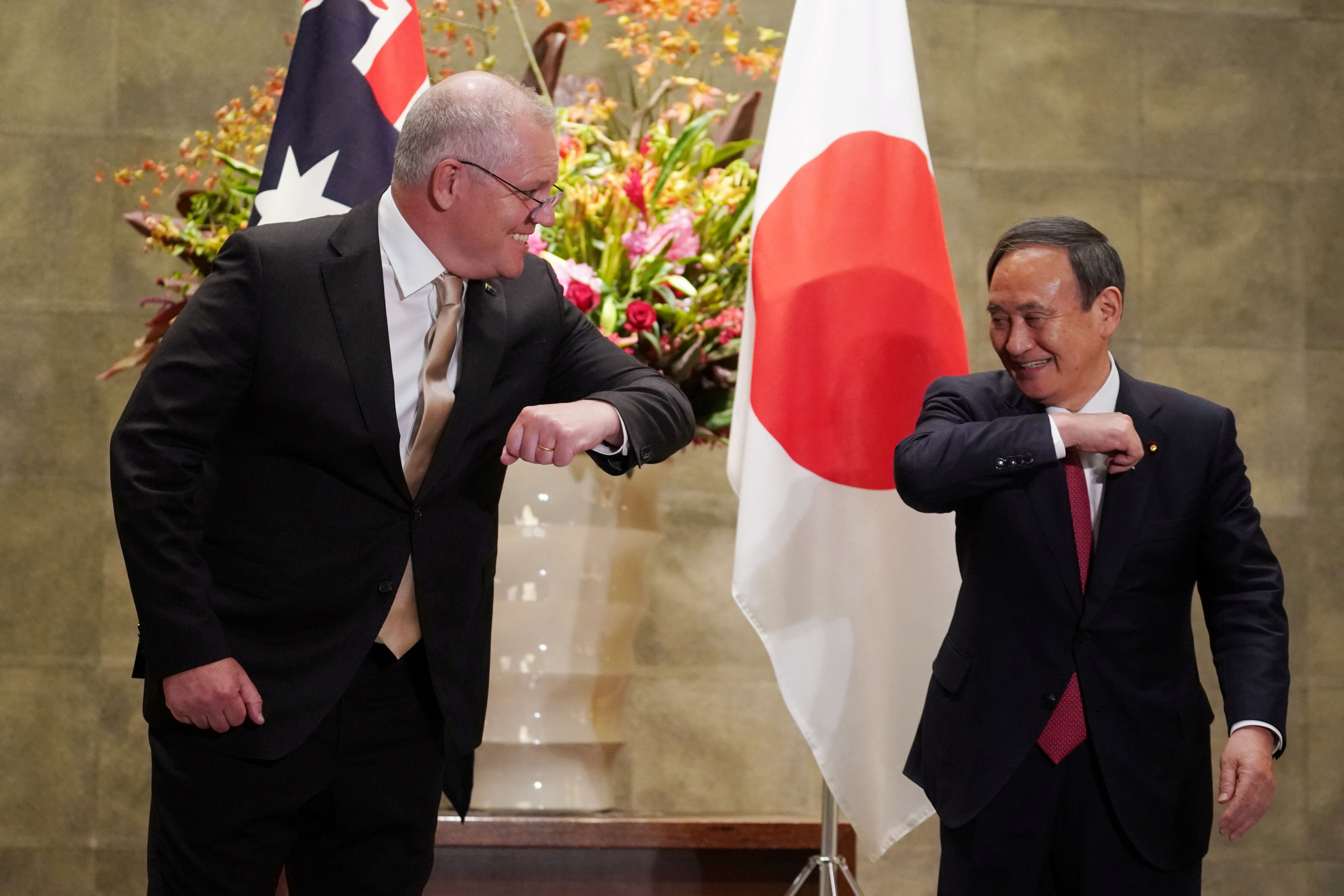 FOTO DE ARCHIVO: El primer ministro australiano, Scott Morrison, saluda al ex primer ministro de Japón Yoshihide Suga antes de la ceremonia oficial de bienvenida en la ex residencia oficial de Suga en Tokio, Japón, el 17 de noviembre de 2020. Eugene Hoshiko/Pool vía REUTERS