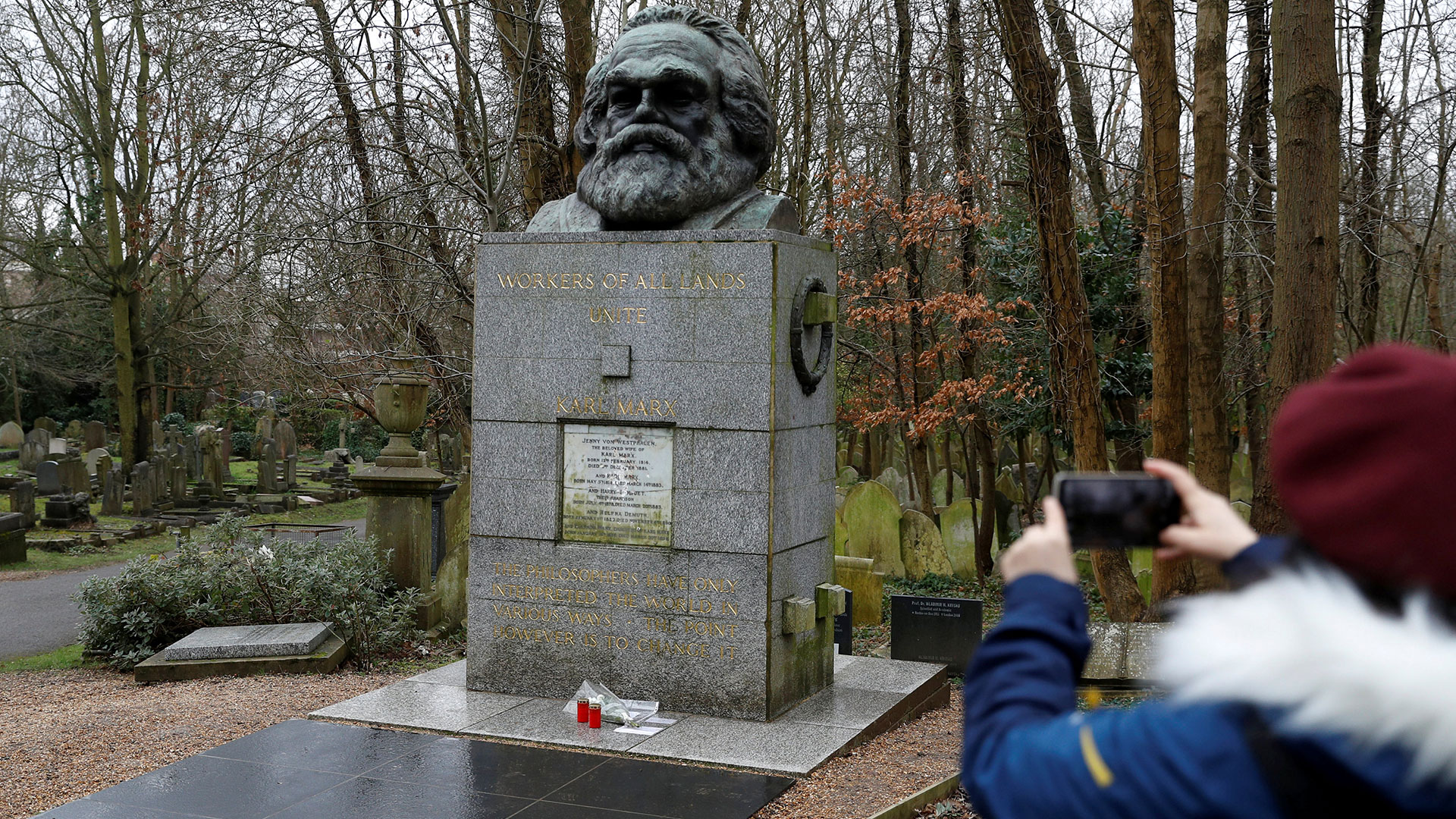 Marx está enterrado en un cementerio de Londres. (Reuters)