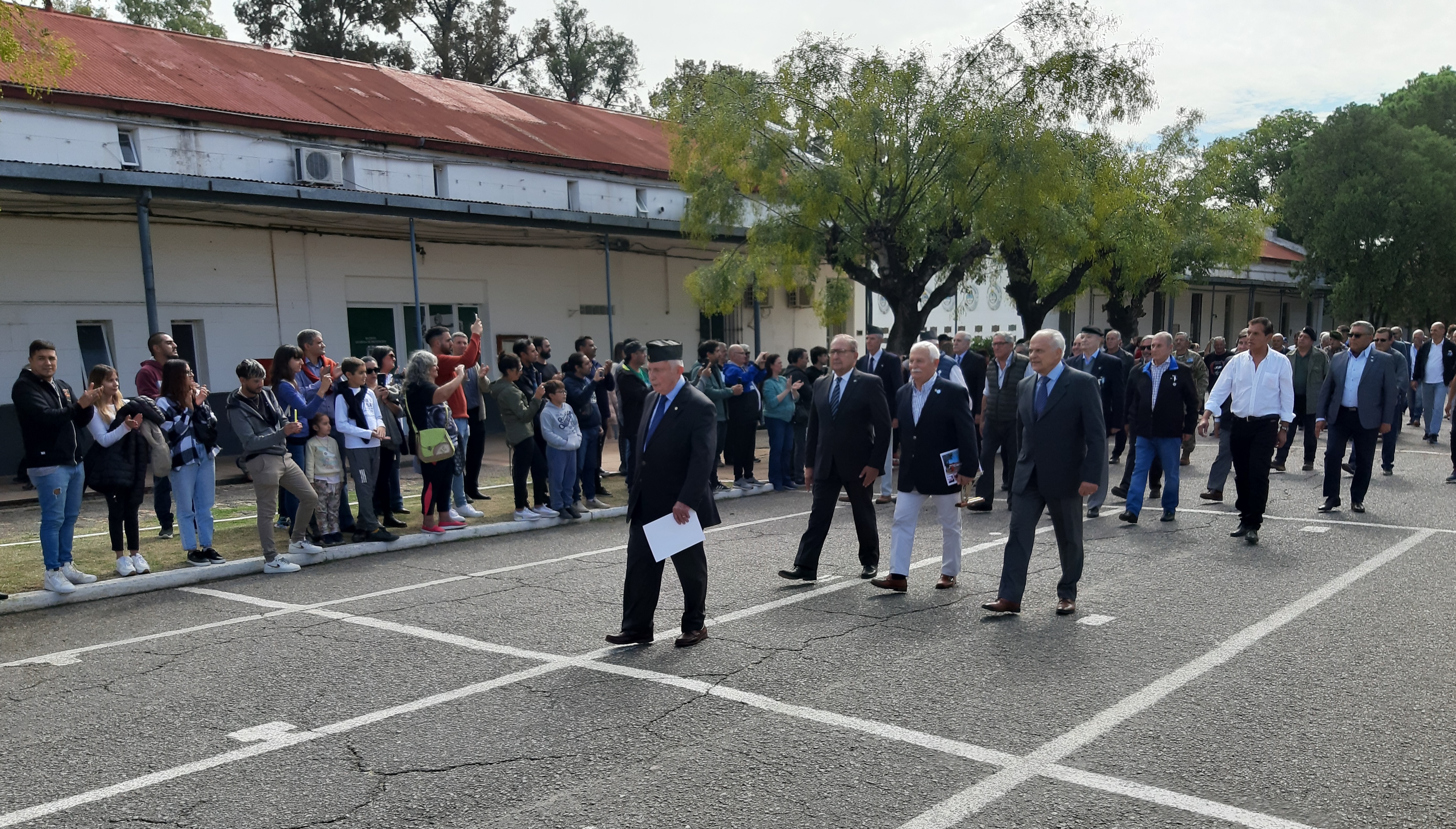 El desfile de los veteranos. Al frente su jefe. Cerrado aplauso del público.