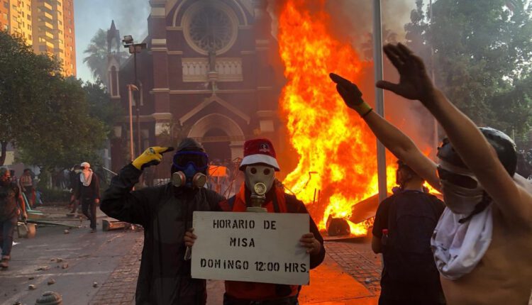 La grave pérdida patrimonial e histórica que significó la quema de las iglesias en Chile - Infobae
