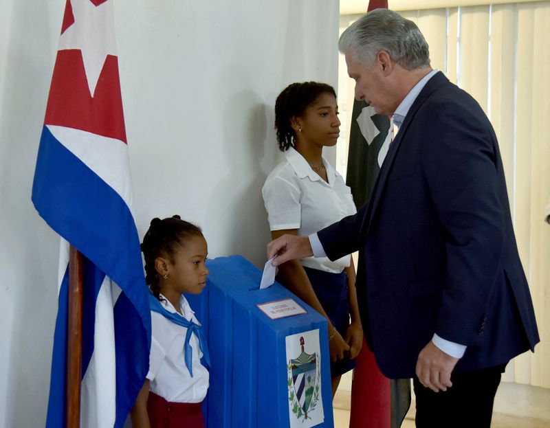 El dictador de Cuba, Miguel Díaz-Canel, deposita su voto en un colegio electoral durante las elecciones municipales en La Habana (Omara García Mederos/Pool vía REUTERS)