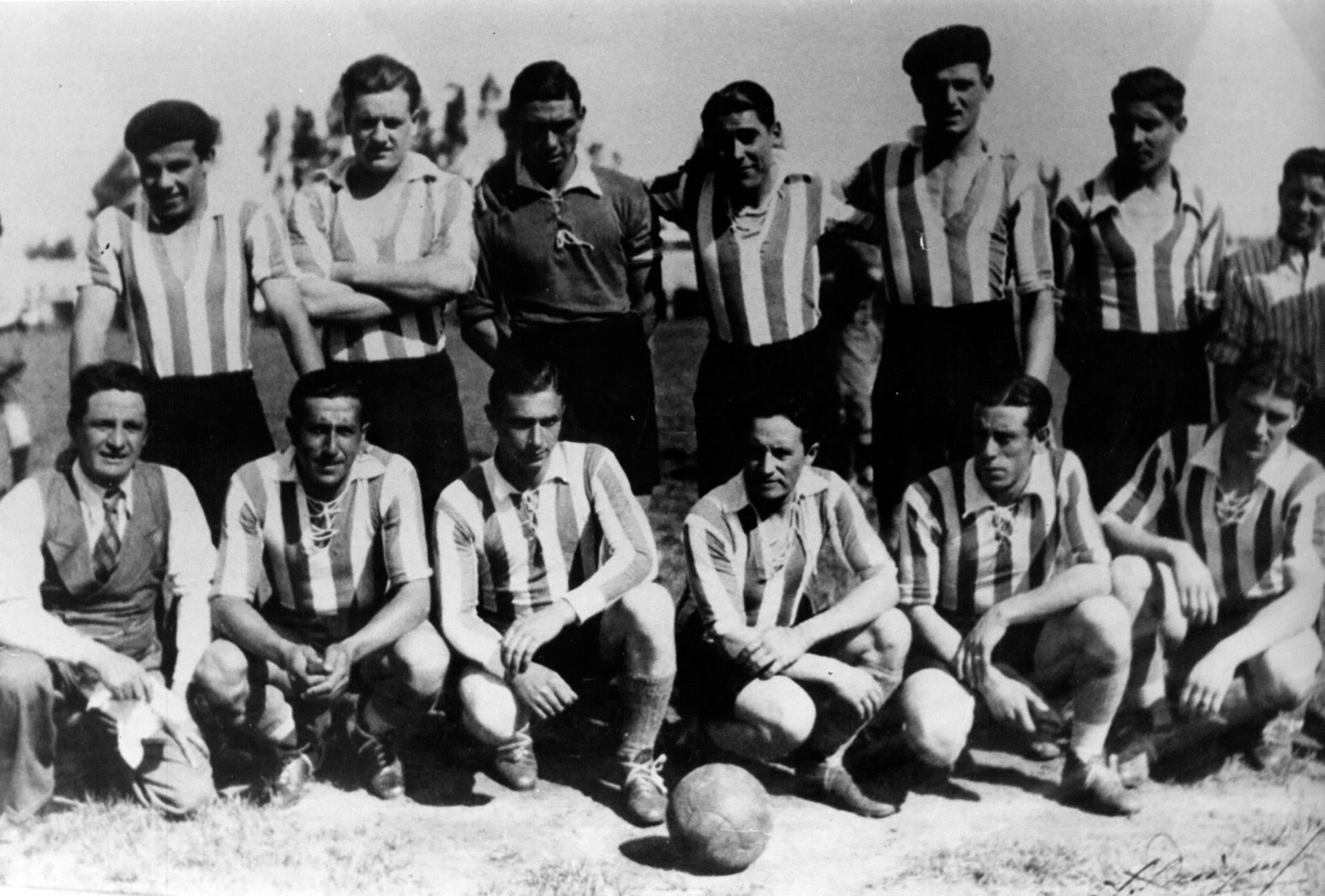 Con el equipo de Rivadavia ganó cuatro campeonatos entre 1935 y 1938. Aparece en la fila de abajo y es el tercero de la izquierda. La camiseta era blanca con franjas azules (Museo Fangio).