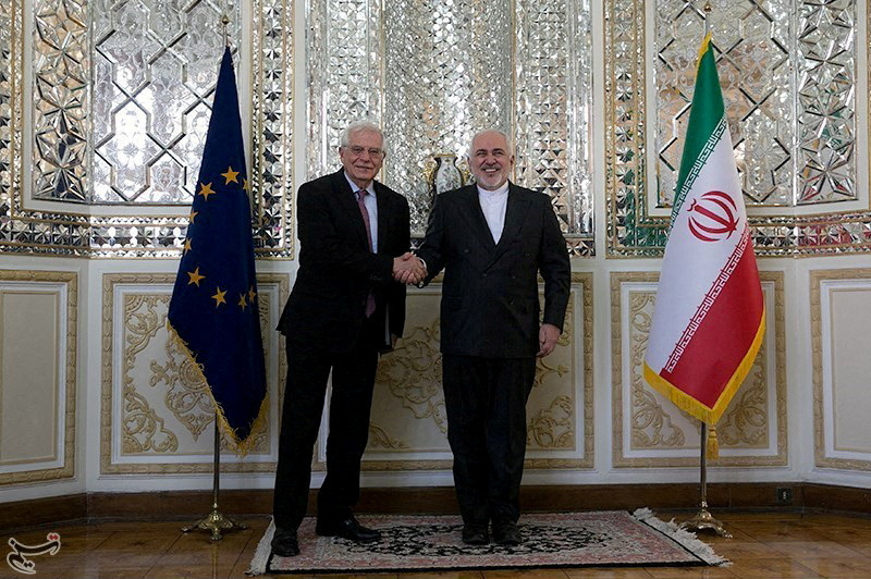 El ministro de Asuntos Exteriores iraní, Javad Zarif, estrecha la mano del alto representante de la UE para Asuntos Exteriores y Política de Seguridad y vicepresidente de la Comisión Europea, Josep Borrell, en Teherán, Irán, el 3 de febrero de 2020. (Agencia de noticias Tasnim/REUTERS)