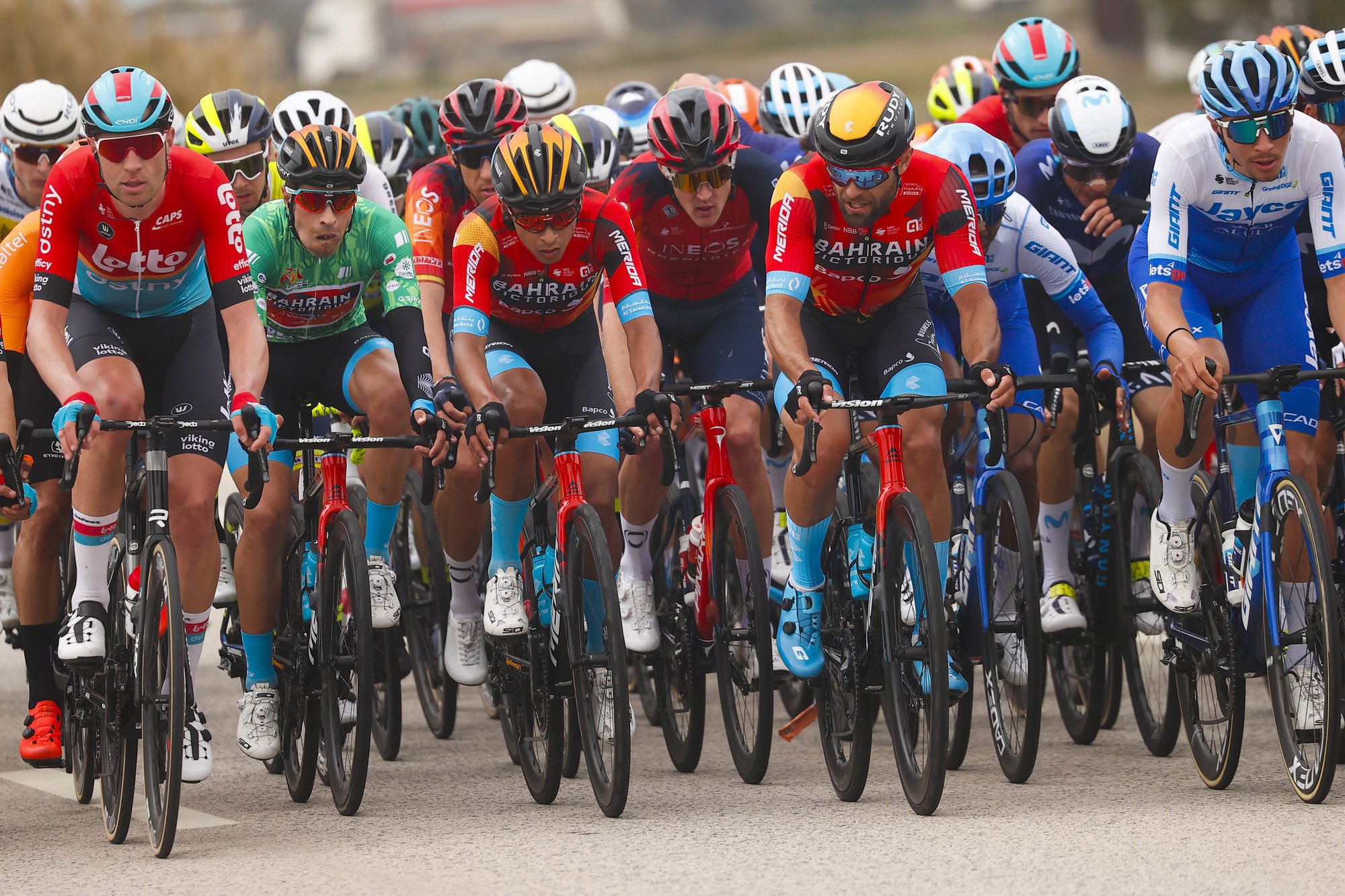 Tadej Pogacar está imparable en la Vuelta a Andalucía, Santiago Buitrago cede un puesto en la general