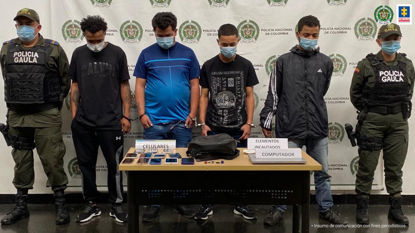 Estos sujetos les habrían despojado a sus víctimas objetos personales, computadores y cerca de 60 millones de pesos en efectivo. Foto: Fiscalía General