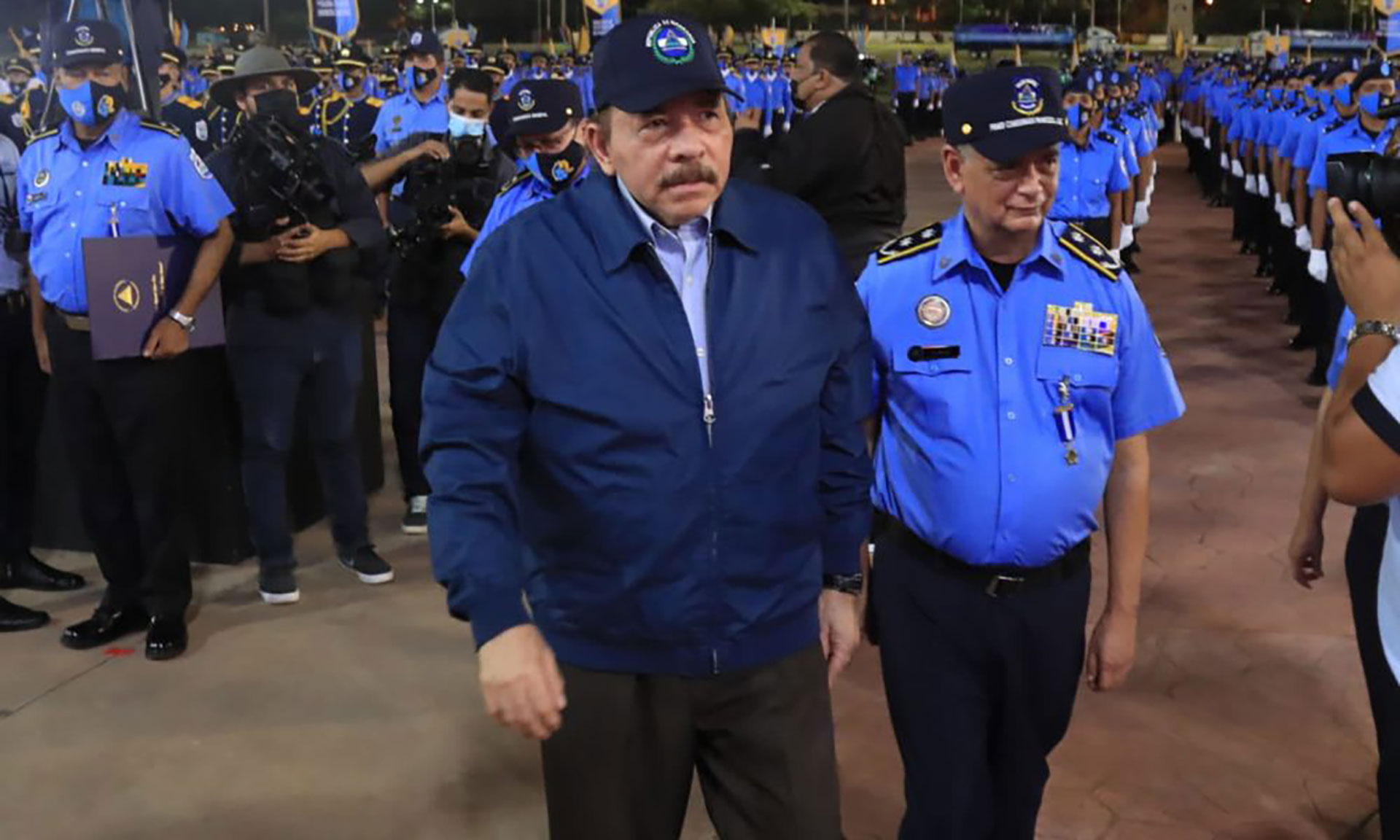 Daniel Ortega junto a un grupo de policías en Nicaragua