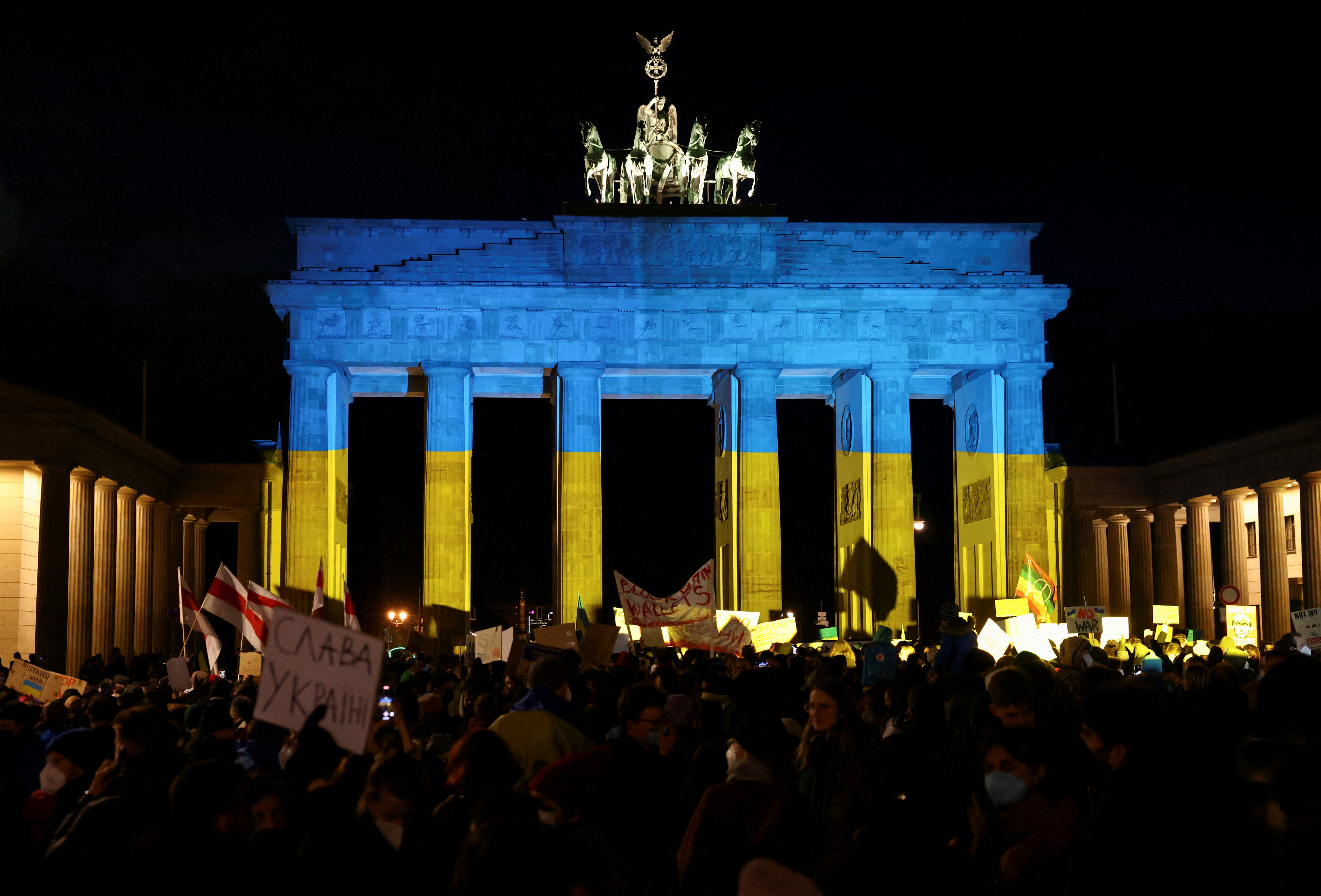 Brandenburg Gate is seen lit up in the colours of Ukrainian flag during an anti-war protest, after Russian President Vladimir Putin authorized a military operation in eastern Ukraine, in Berlin, Germany February 24, 2022. REUTERS/Christian Mang