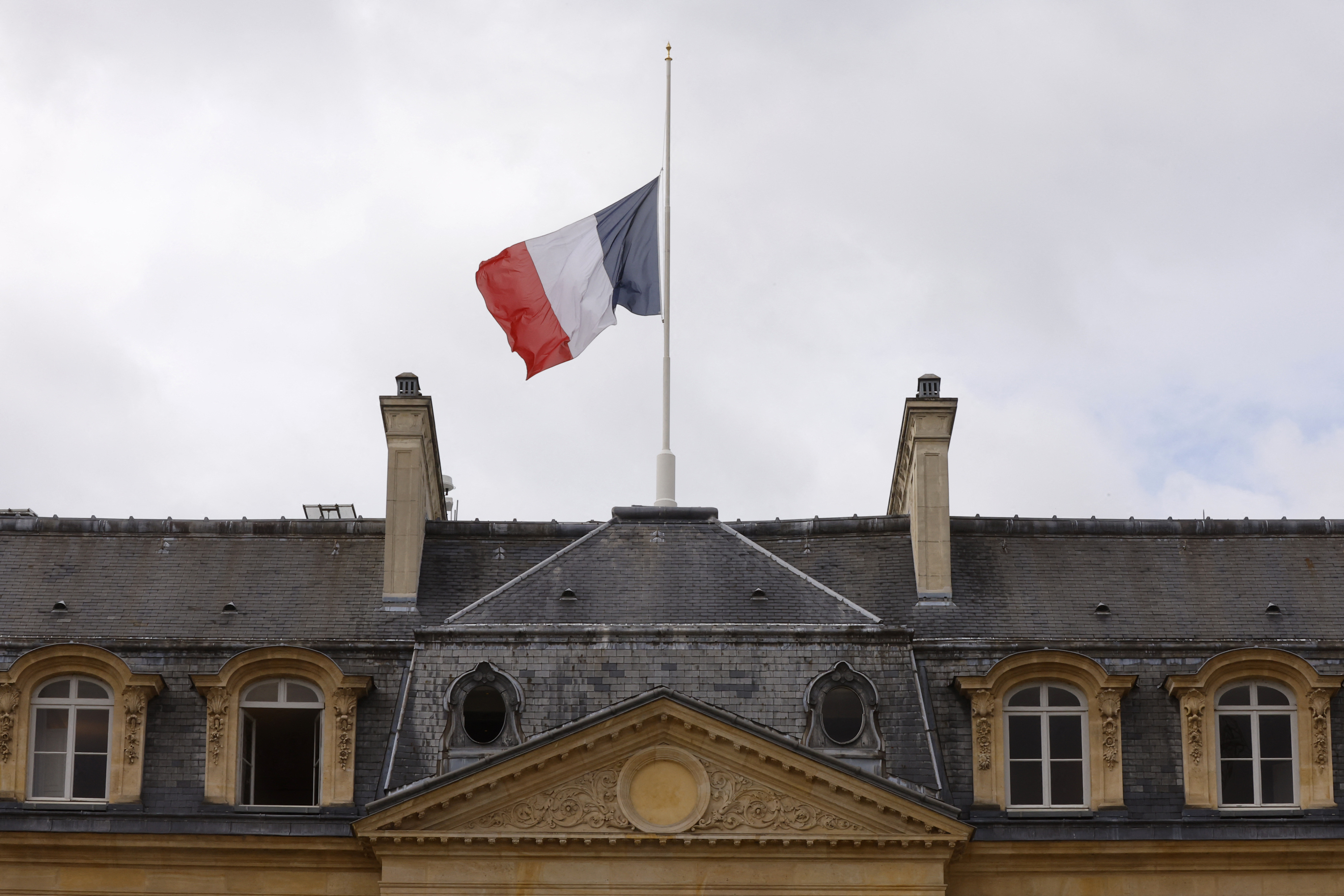 La bandera francesa ondea a media asta sobre el Palacio del Elíseo tras el fallecimiento de la reina Isabel de Gran Bretaña, en París (REUTERS/Christian Hartmann)