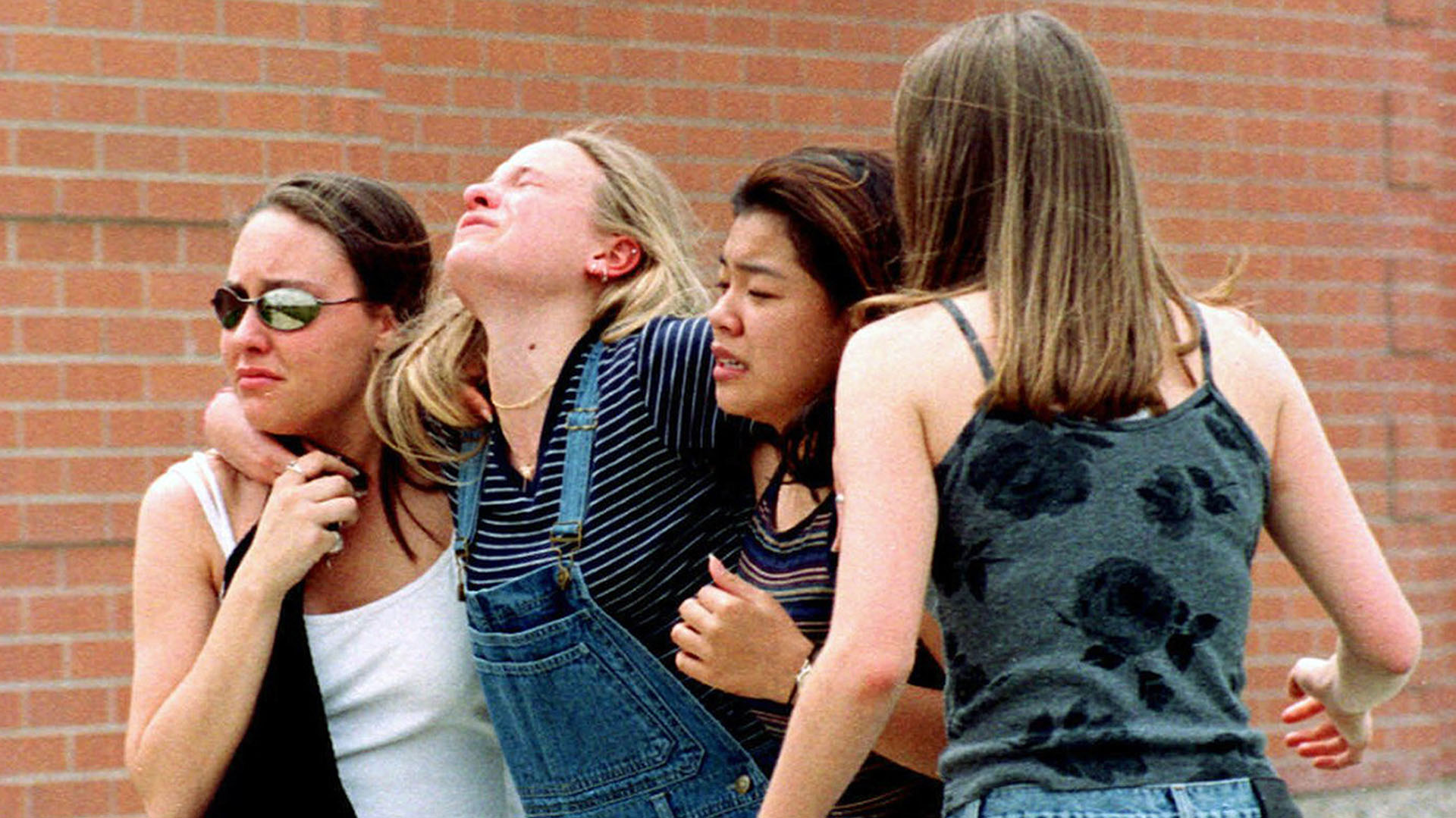 FOTO de archivo. Estudiantes son evacuados tras la masacre en la escuela Columbine High School (AP Photo/Kevin Higley, File)