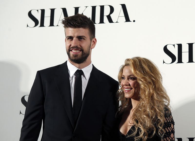 La cantante colombiana Shakira y el futbolista del FC Barcelona Gerard Piqué  posando durante una sesión fotográfica por la presentación de su nuevo disco "Shakira" en Barcelona, España. 20 de marzo, 2014 (Reuters)