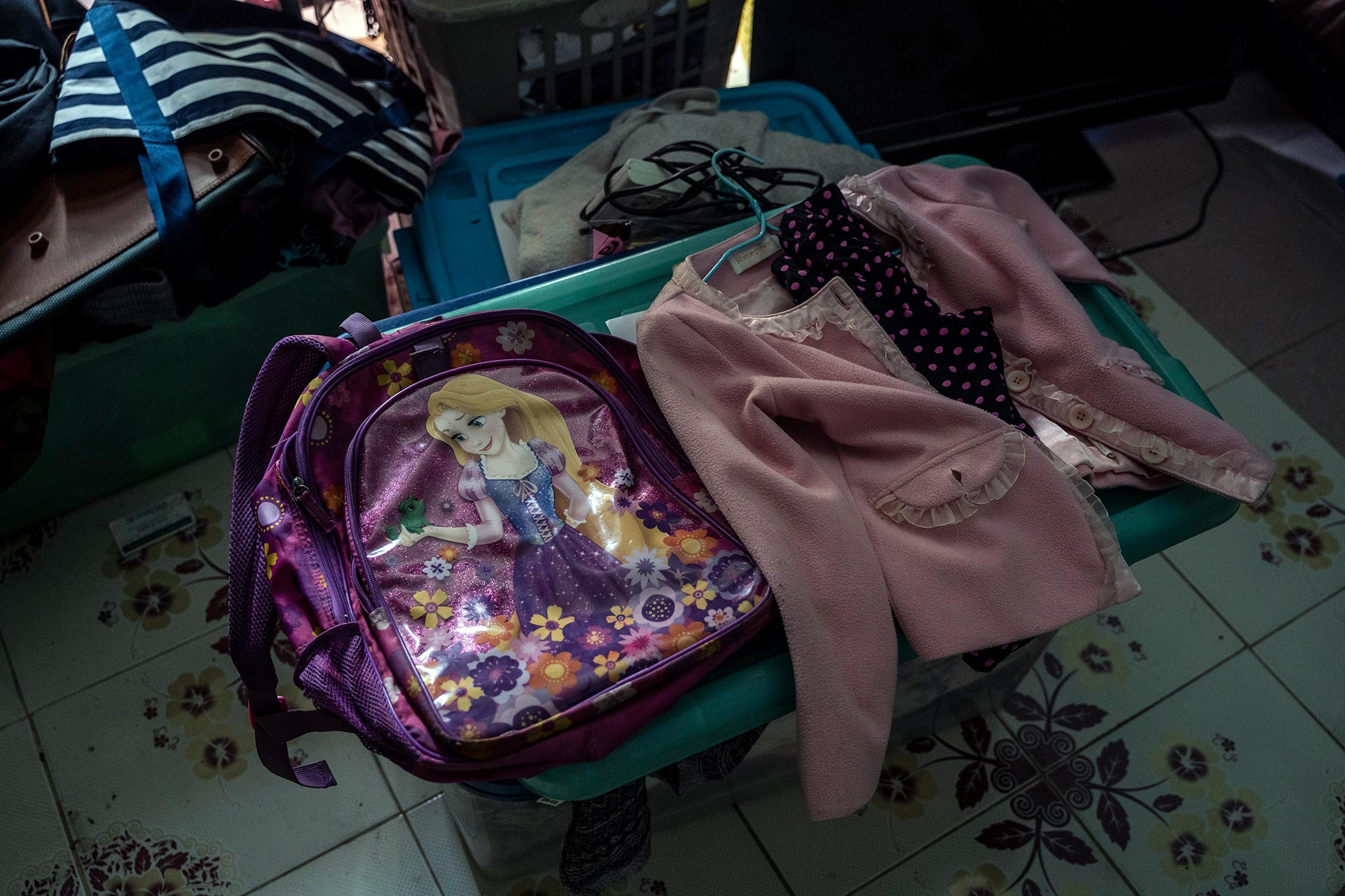 La mochila y la ropa de N. en Tailandia, a dónde la llevó a vivir su madre si el consentimiento de su padre. El australiano Stuart Dempster, contrató a dos agencias distintas, especialistas en montar operativos de "rescaste" para recuperar a su hija (NYT)