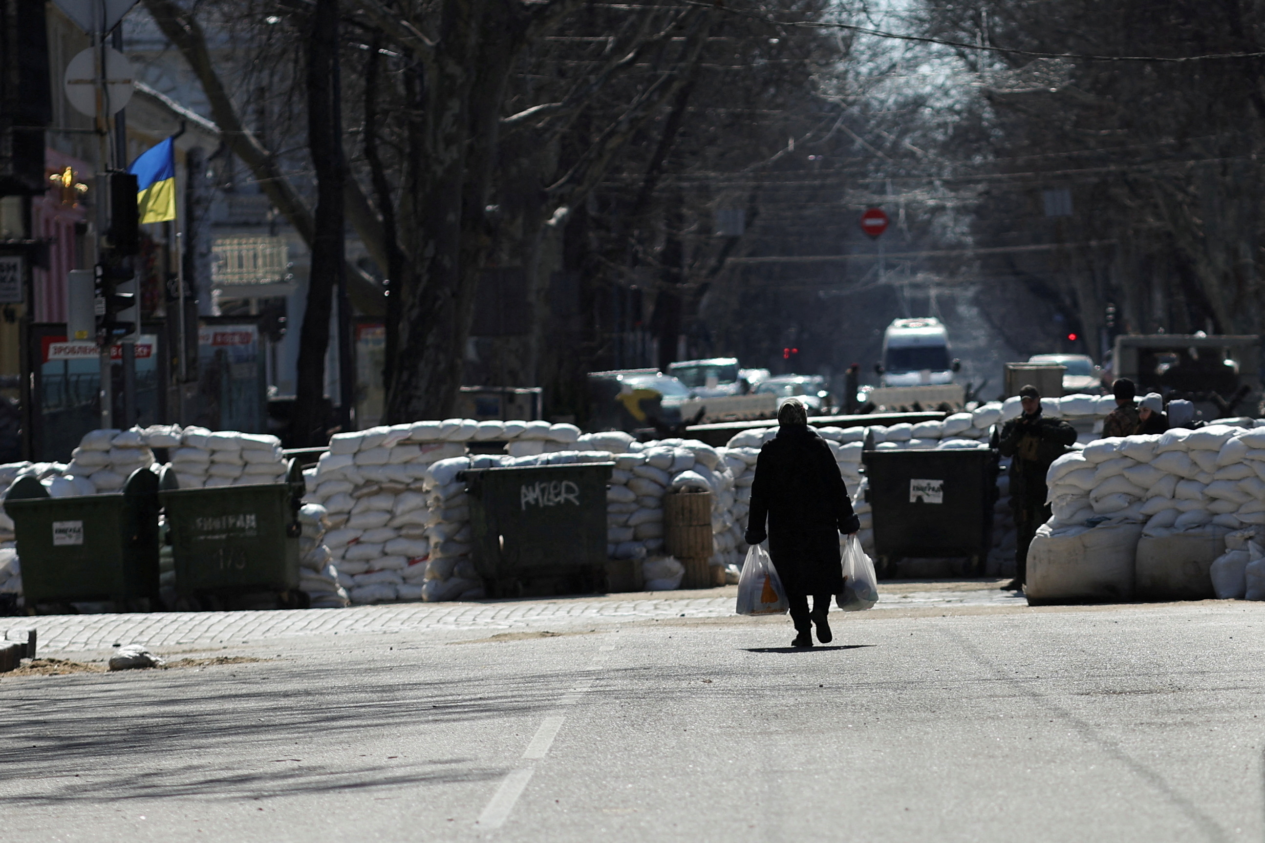 Una mujer camina por las calles de Odessa (REUTERS/Nacho Doce)