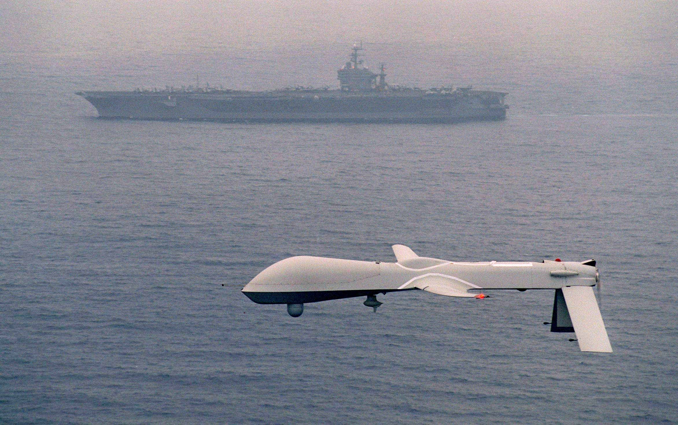 Un dron de Estados Unidos sobrevuela el mar (Foto: Archivo/defense.gov)  
