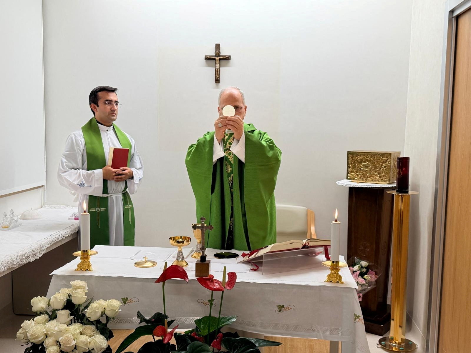 El Vaticano public&oacute; la primera foto del papa Le&oacute;n XIV tras la cirug&iacute;a y un nuevo parte m&eacute;dico: "Mejora constante"
