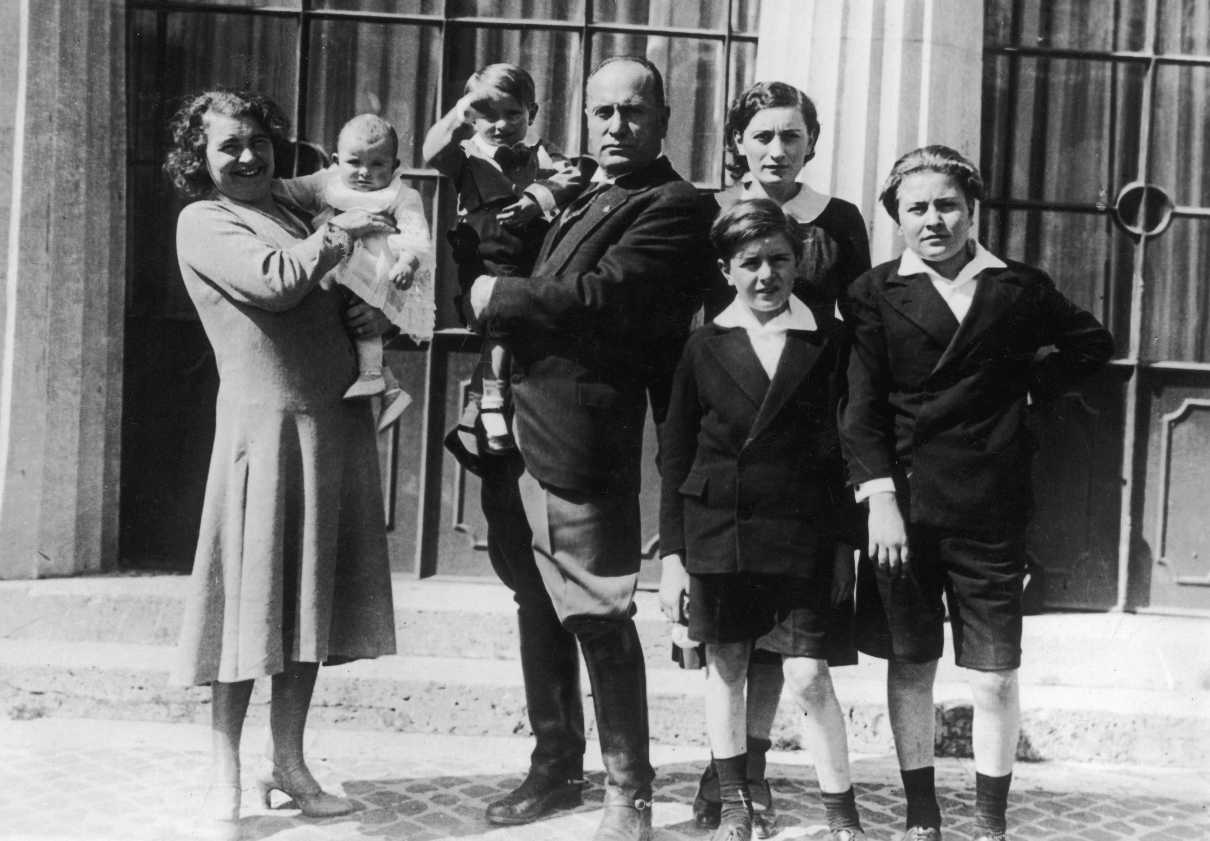 Cerca de 1930. El dicatador Benito Mussolini junto a su esposa Rachele Guidi y sus cinco hijos: Edda, Vittorio, Bruno, Romano y Anna María (Three Lions/Getty Images)