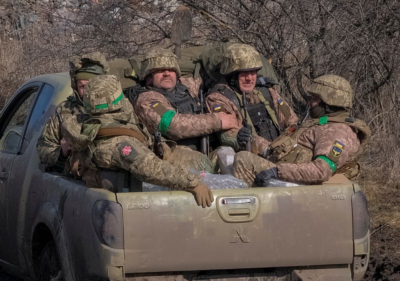 Militares ucranianos montan en un vehículo militar, en medio del ataque de Rusia a Ucrania, cerca de la ciudad de Bajmut, en la región de Donetsk (Reuters)