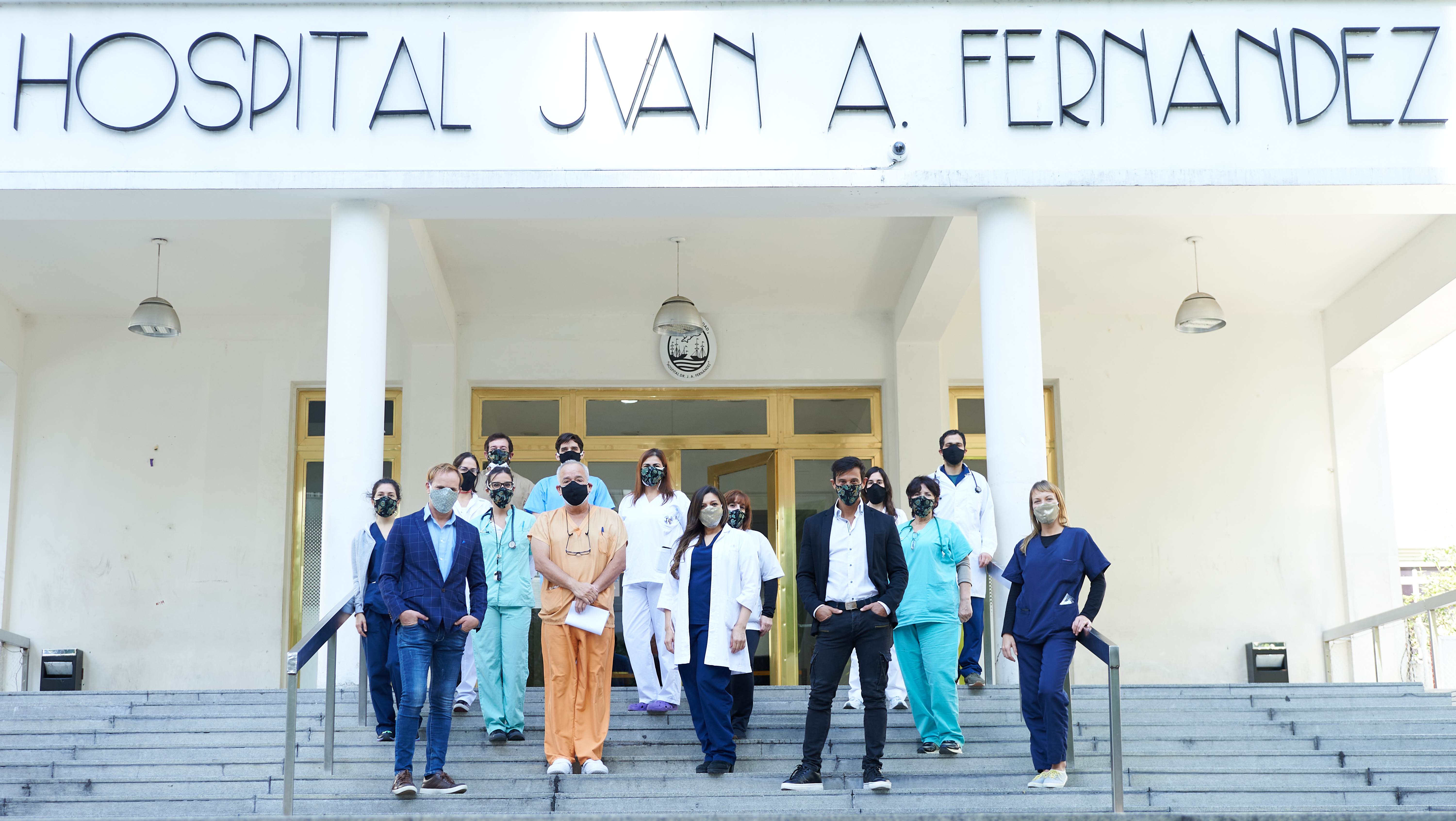 Los médicos del Hospital Fernándes con los tapabocas donados por Laurencio Adot (Foto: Rubén Giménez)