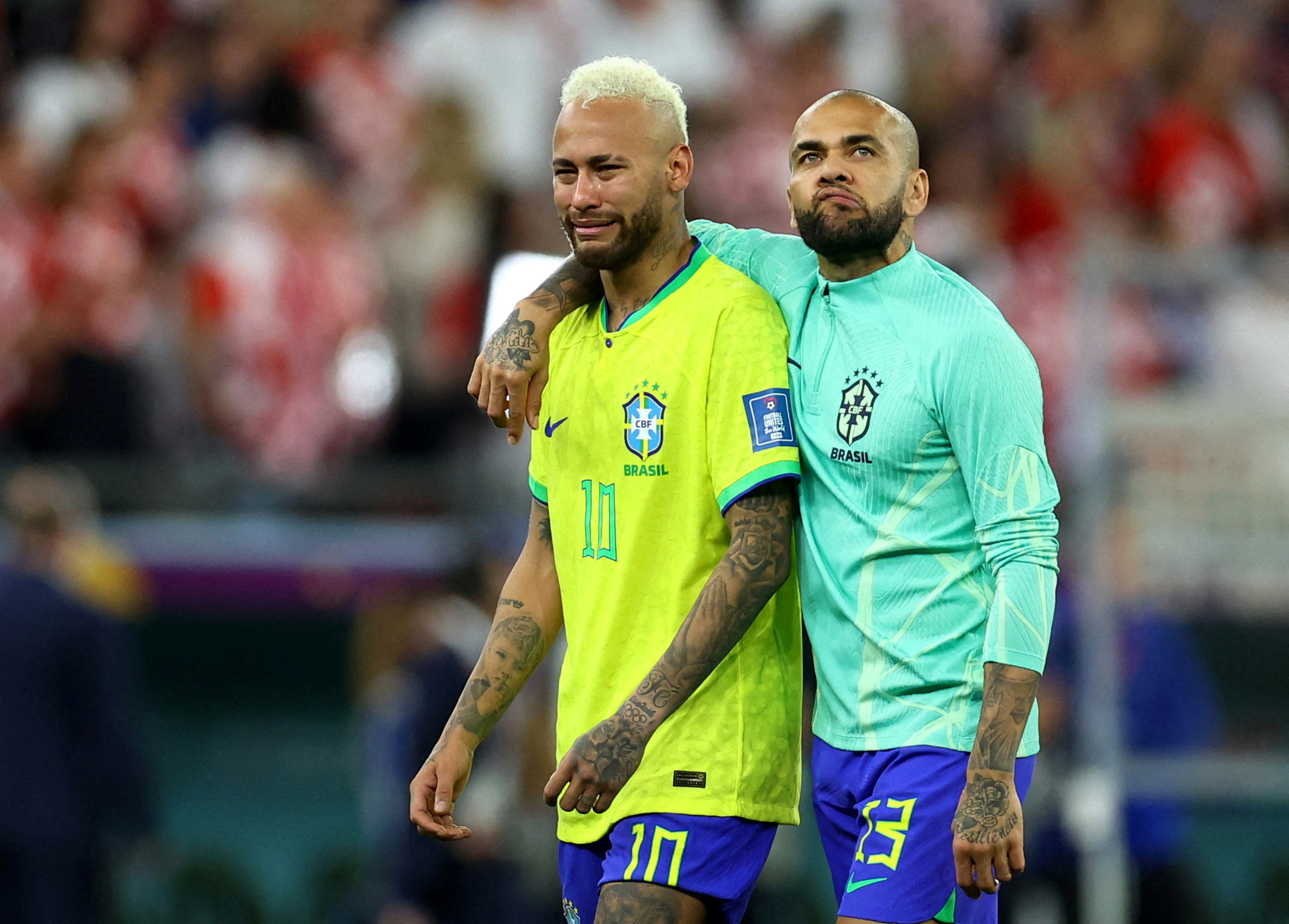 Alves junto a Neymar, en una postal de la eliminación de Brasil en el último Mundial (REUTERS/Hannah Mckay)