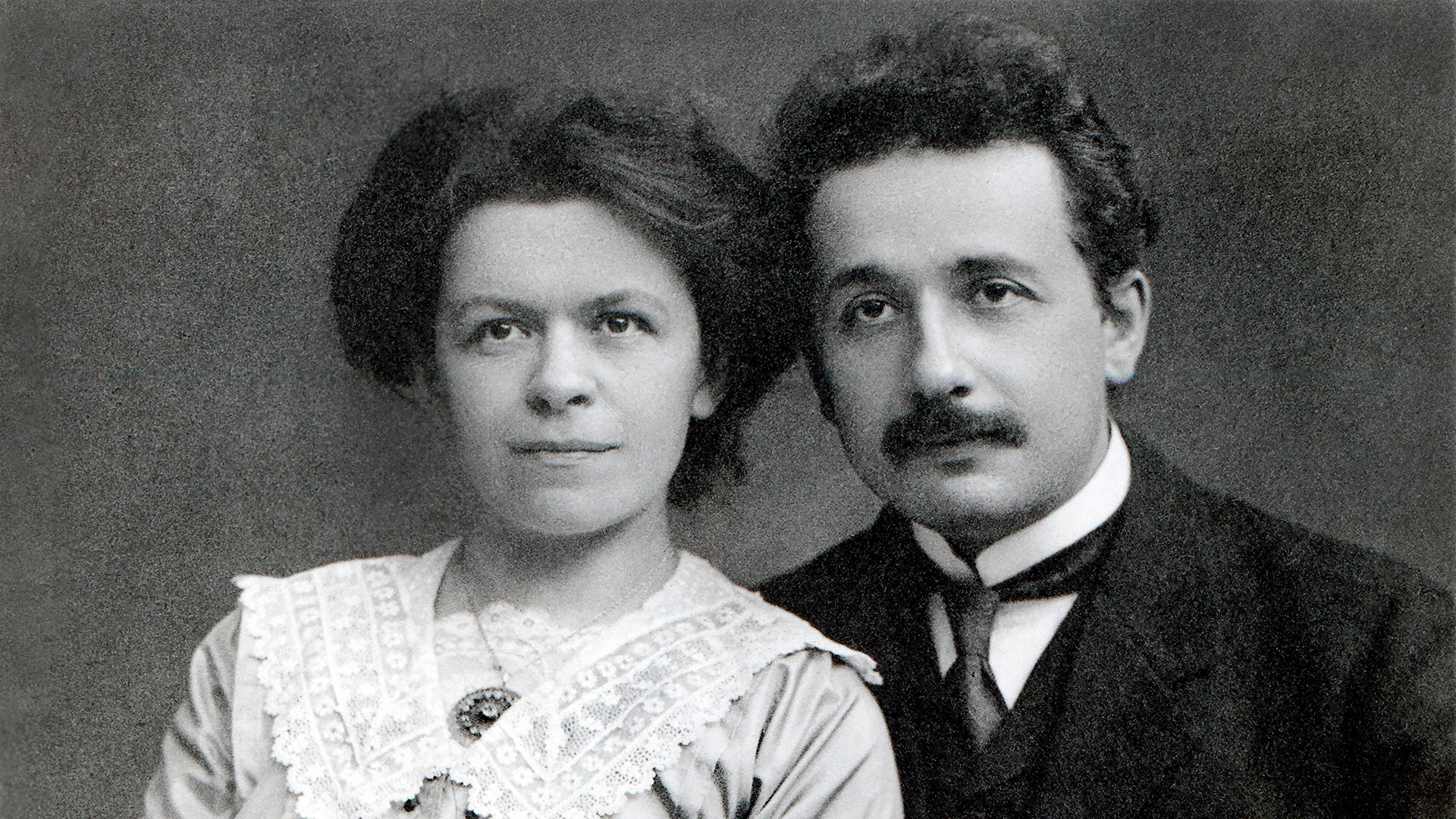 Junto a su primera mujer, la matemática y física serbia Mileva Maric, que le dio dos hijos varones, Hans y Eduard. Grosby
