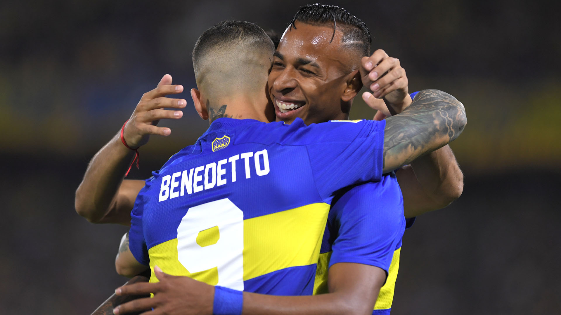 El abrazo entre Benedetto y Villa cuando Boca dominaba. Luego, bajó su nivel (Telam)