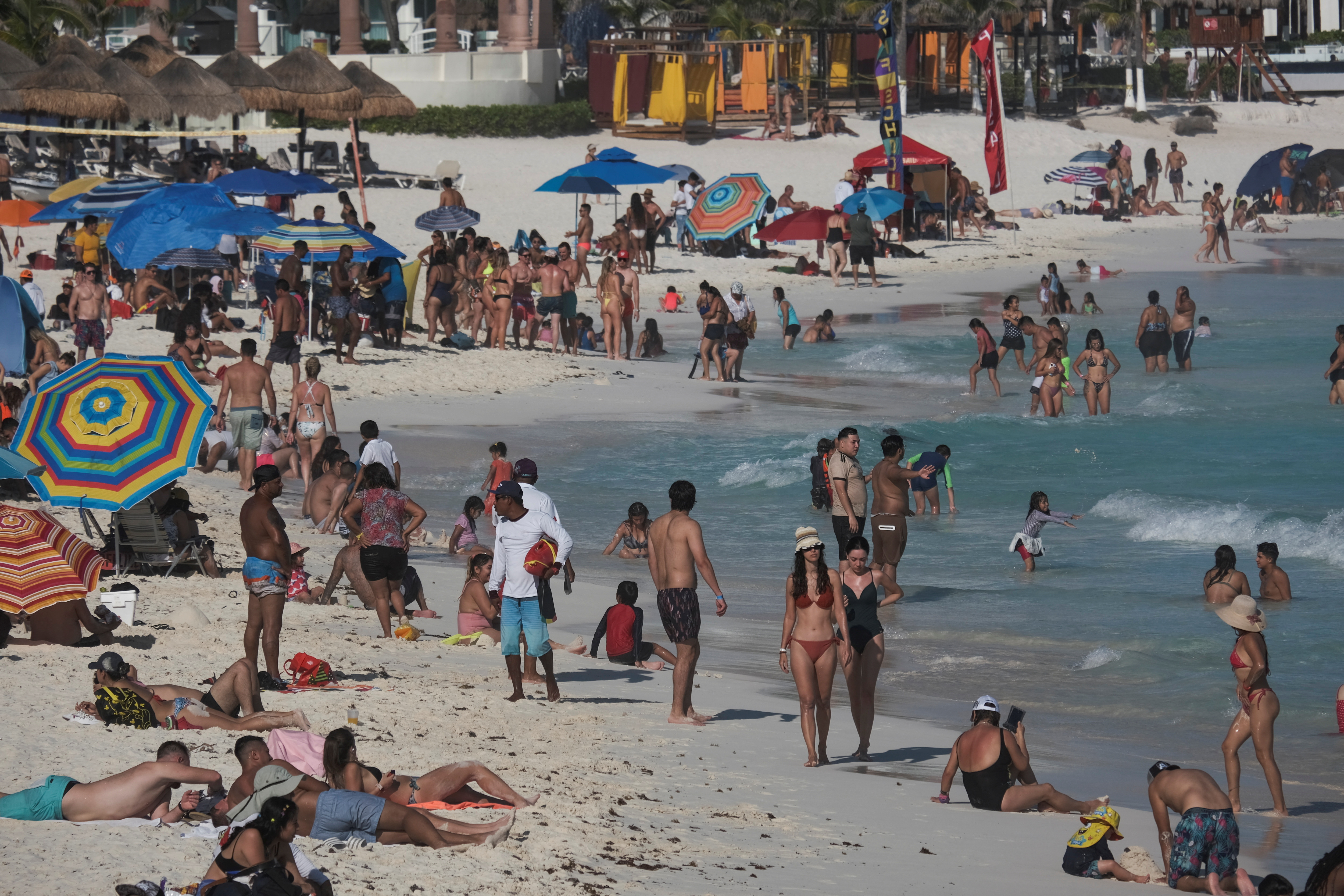 Tourists enjoy the Caribbean sea at Gaviota Azul beach, in Cancun, Mexico October 29, 2022. REUTERS/Paola Chiomante