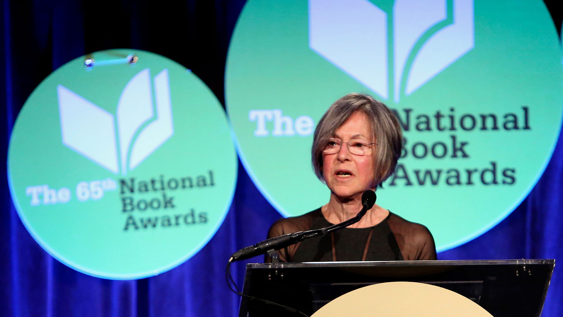 Louise Glück en 2014, luego de recibir el National Book Award (Robin Marchant / GETTY IMAGES NORTH AMERICA / AFP)