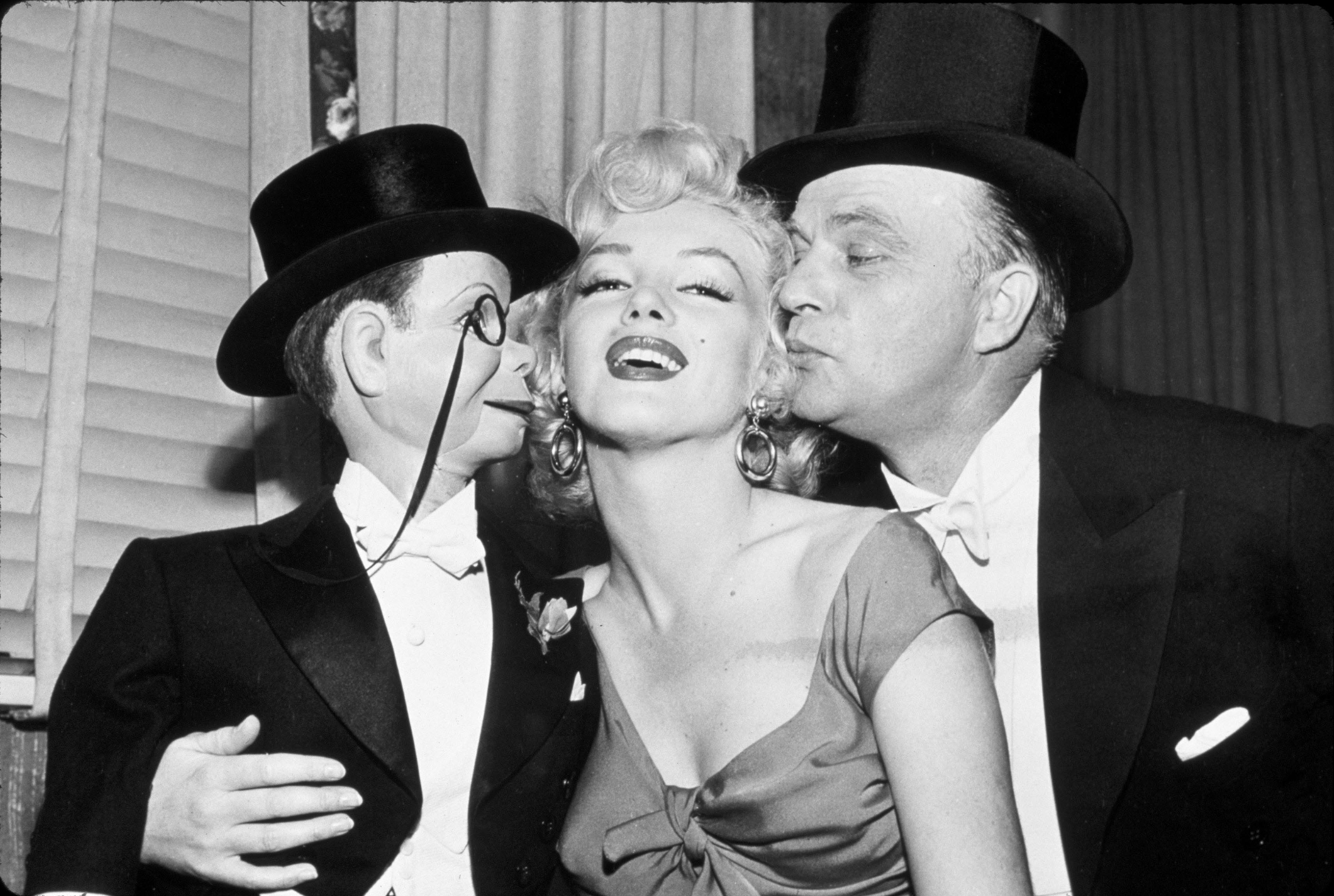 Edgar Bergen y Charlie McCarthy besando a Marilyn Monroe, Bergen fue el ventrílocuo más importante de su tiempo.  