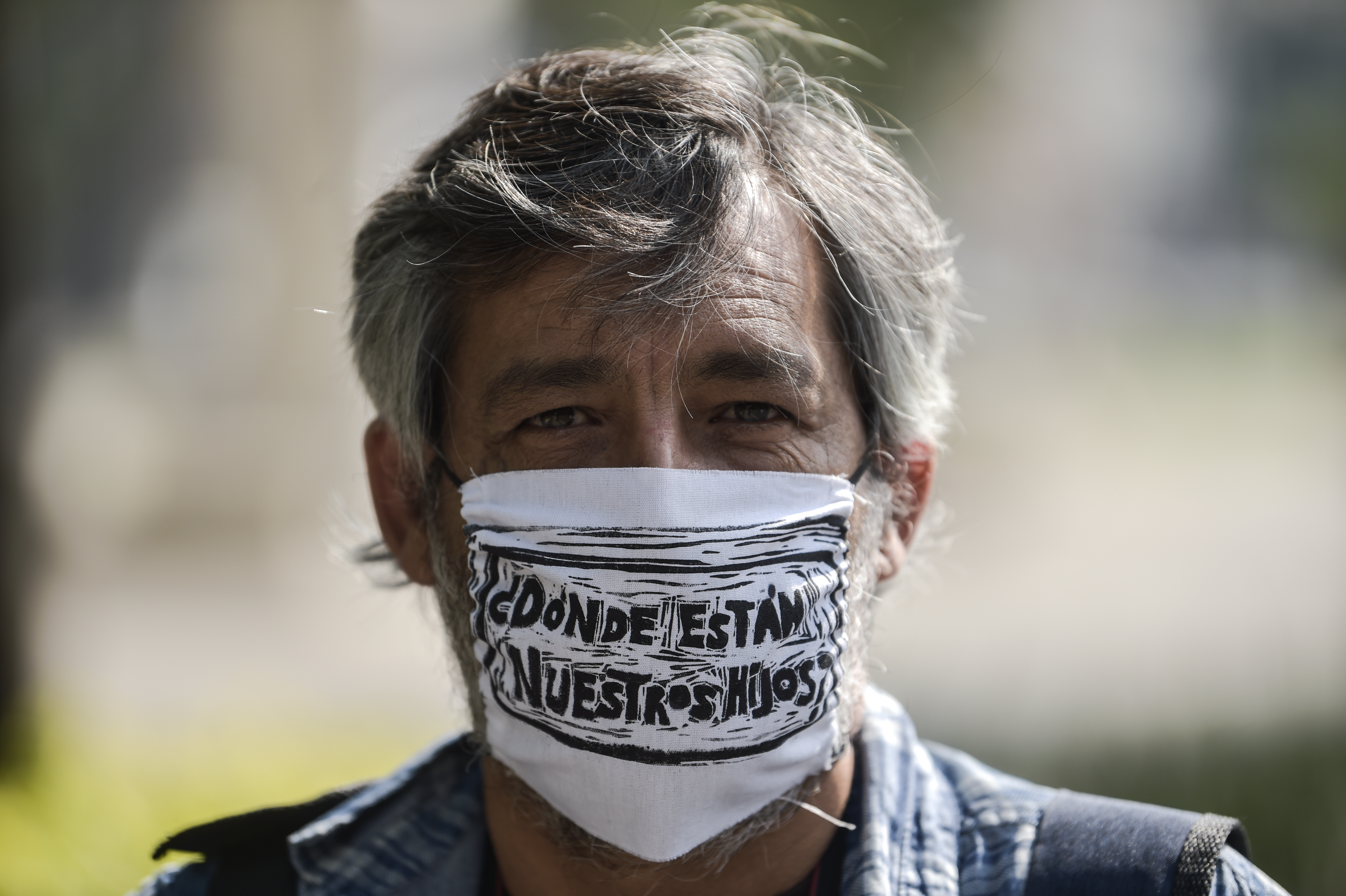 Un hombre con una máscara facial que dice