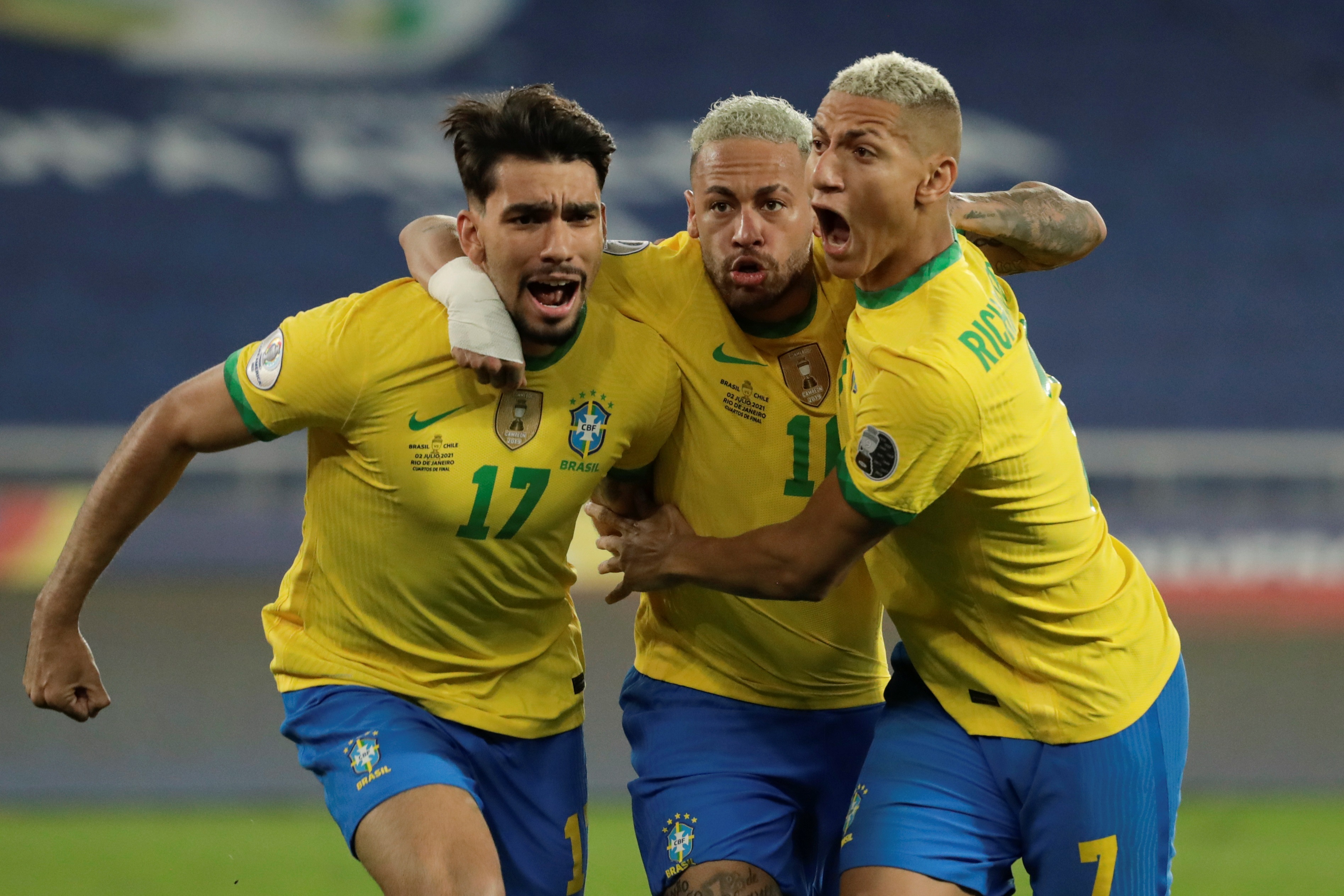 Lucas Paquetá (i) de Brasil celebra su gol con Neymar y Richarlison contra Chile, durante un partido por los cuartos de final de la Copa América en el estadio Nilton Santos de Río de Janeiro (Brasil). EFE/ANTONIO LACERDA/Archivo
