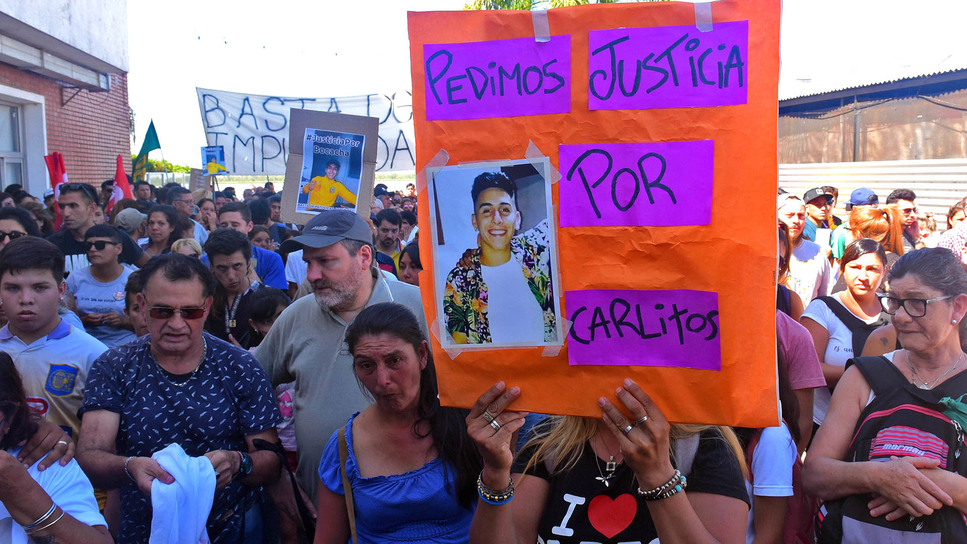 Relatives and friends of Carlos Orellano, the young man who was found dead yesterday in the Paraná River, demand justice in front of the Ming House River bowling alley.  (Photo: Sebastian Granata/telam/cgl)