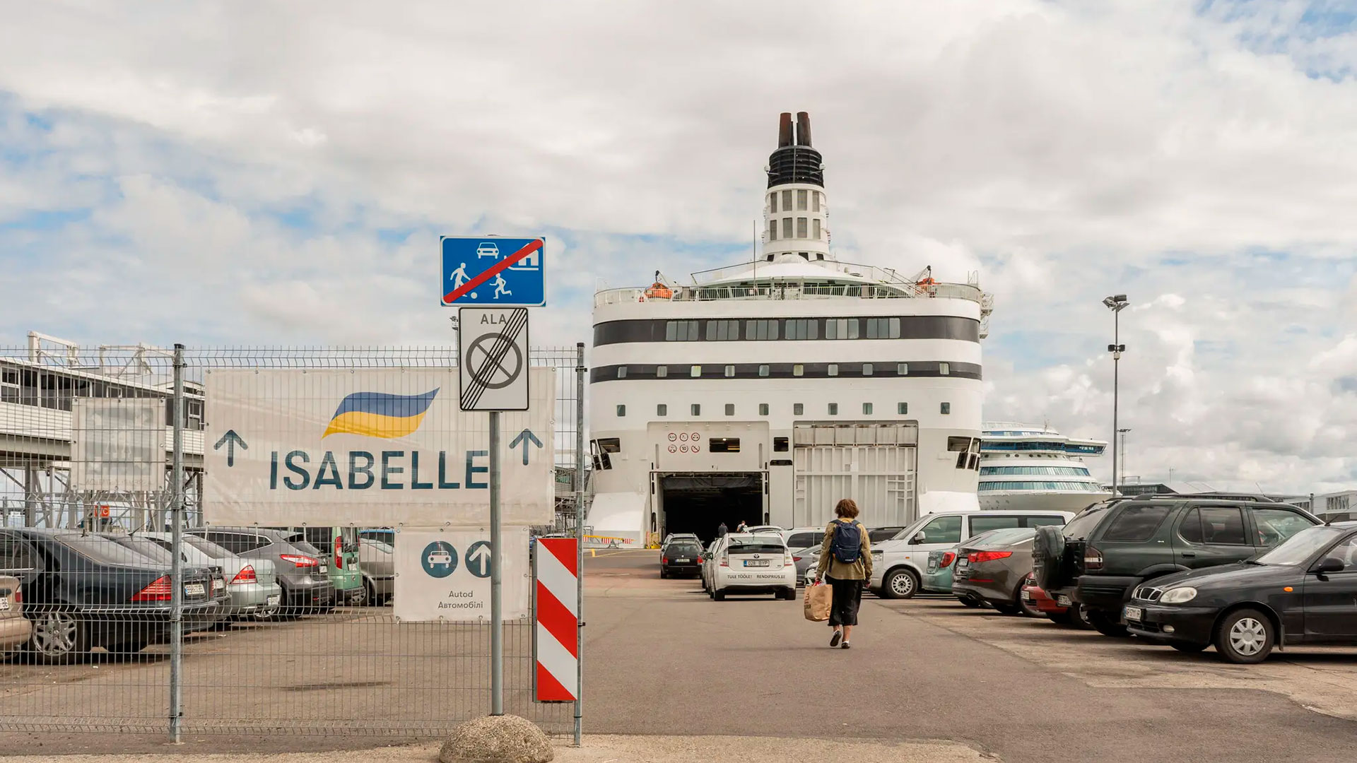 El crucero Isabelle atracó en el puerto de Tallin (Marta Giaccone para The New York Times)