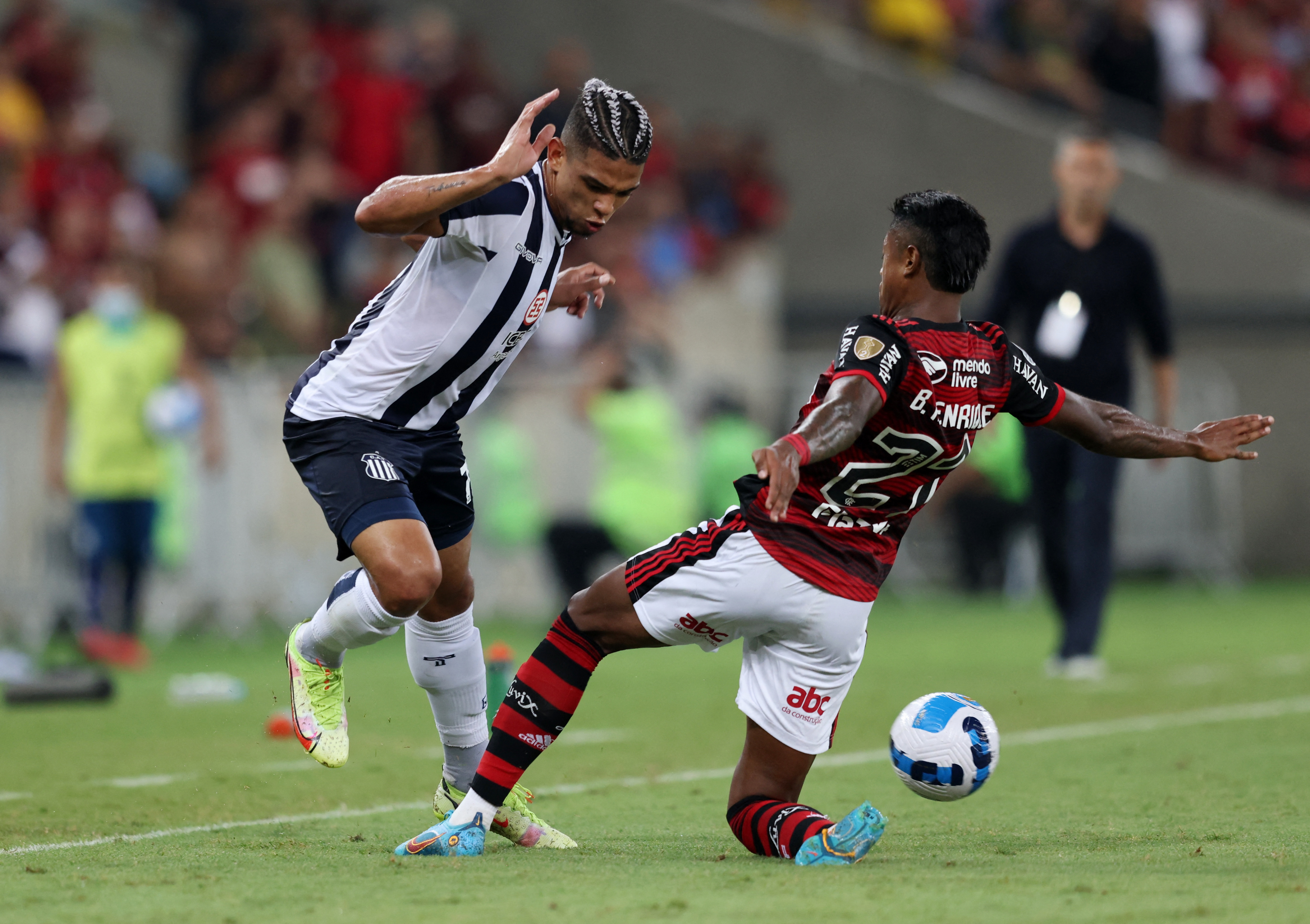 Diego Valoyes (izquierda) de Talleres en el duelo ante Flamengo de Brasil. | 