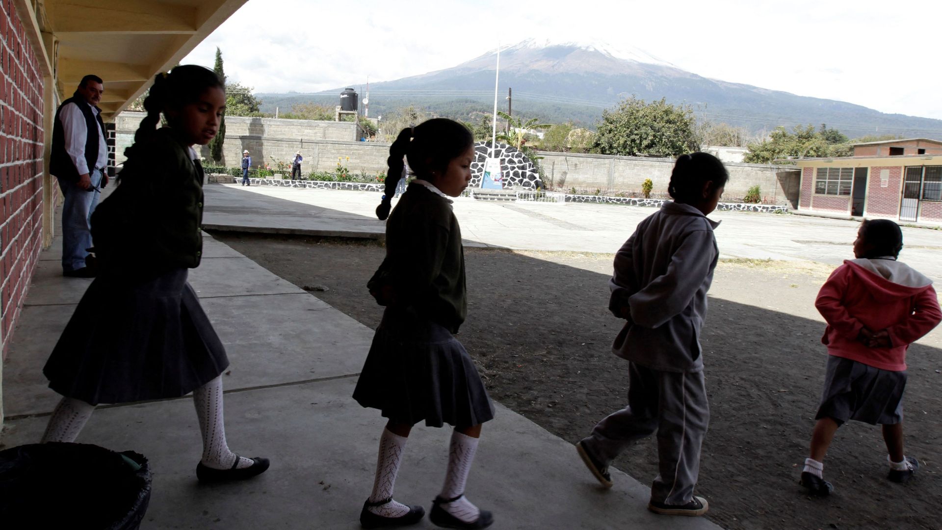 40 municipios del Popocatépetl suspendieron clases por la actividad del volcán  (REUTERS/Henry Romero)