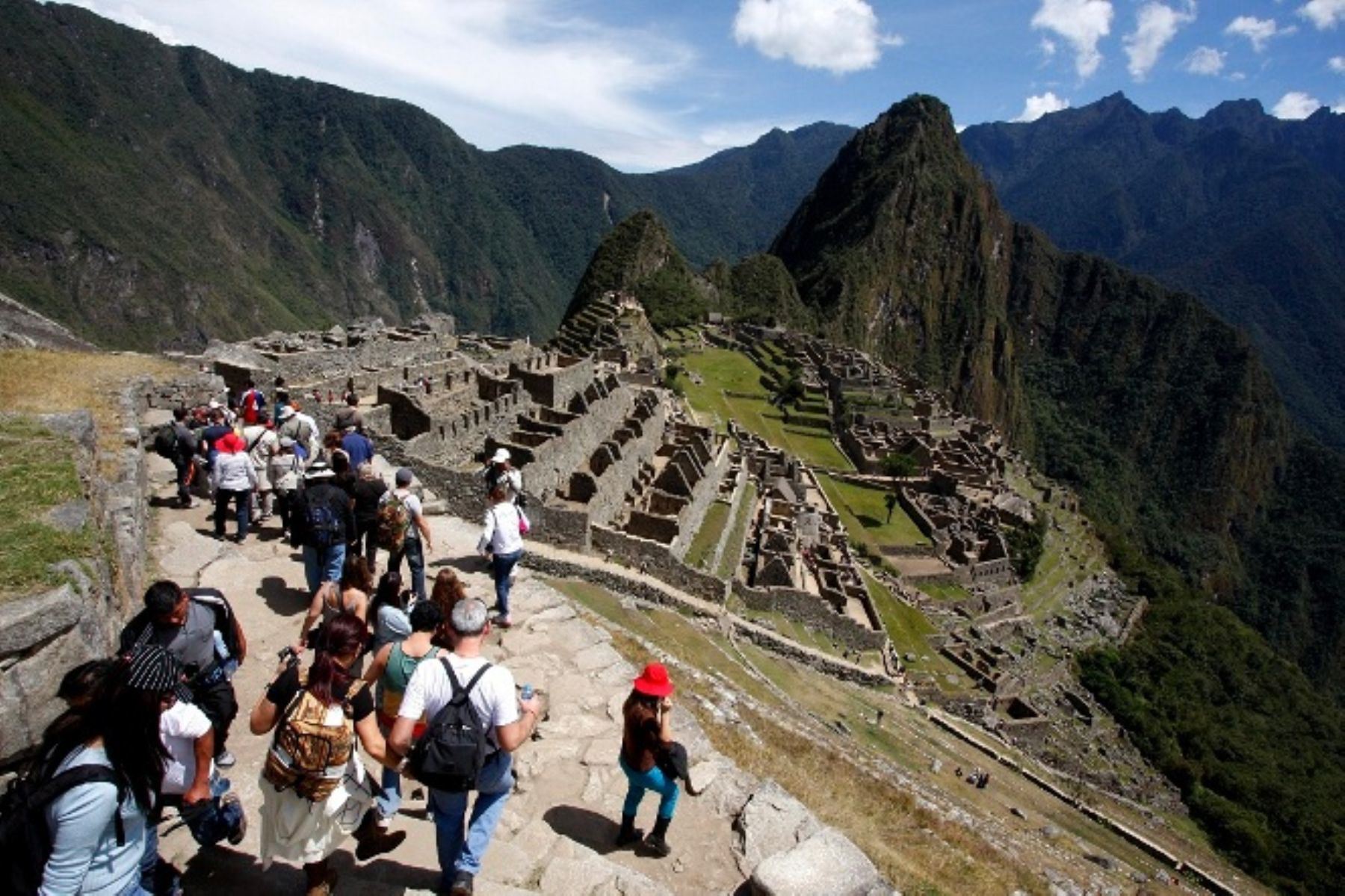 Esta importante ciudadela estaría en peligro por el alto tránsito de personas y ante la posible llegada de mafias que intentan estafar a turistas. Foto: Andina.