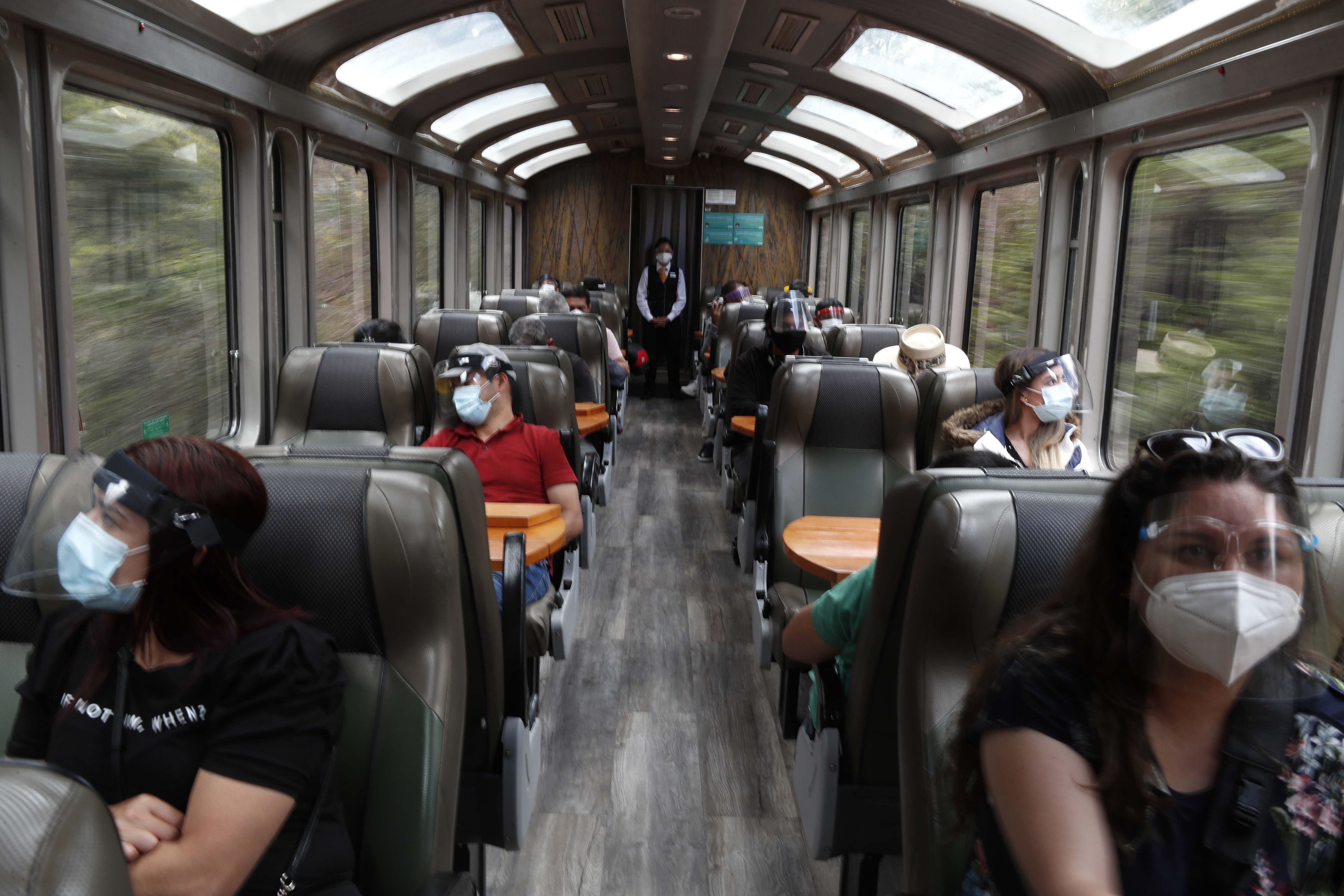 Turistas viajan en tren a Machu Picchu hoy, desde la estación de la población de Ollantaytambo (Perú). EFE/Paolo Aguilar

