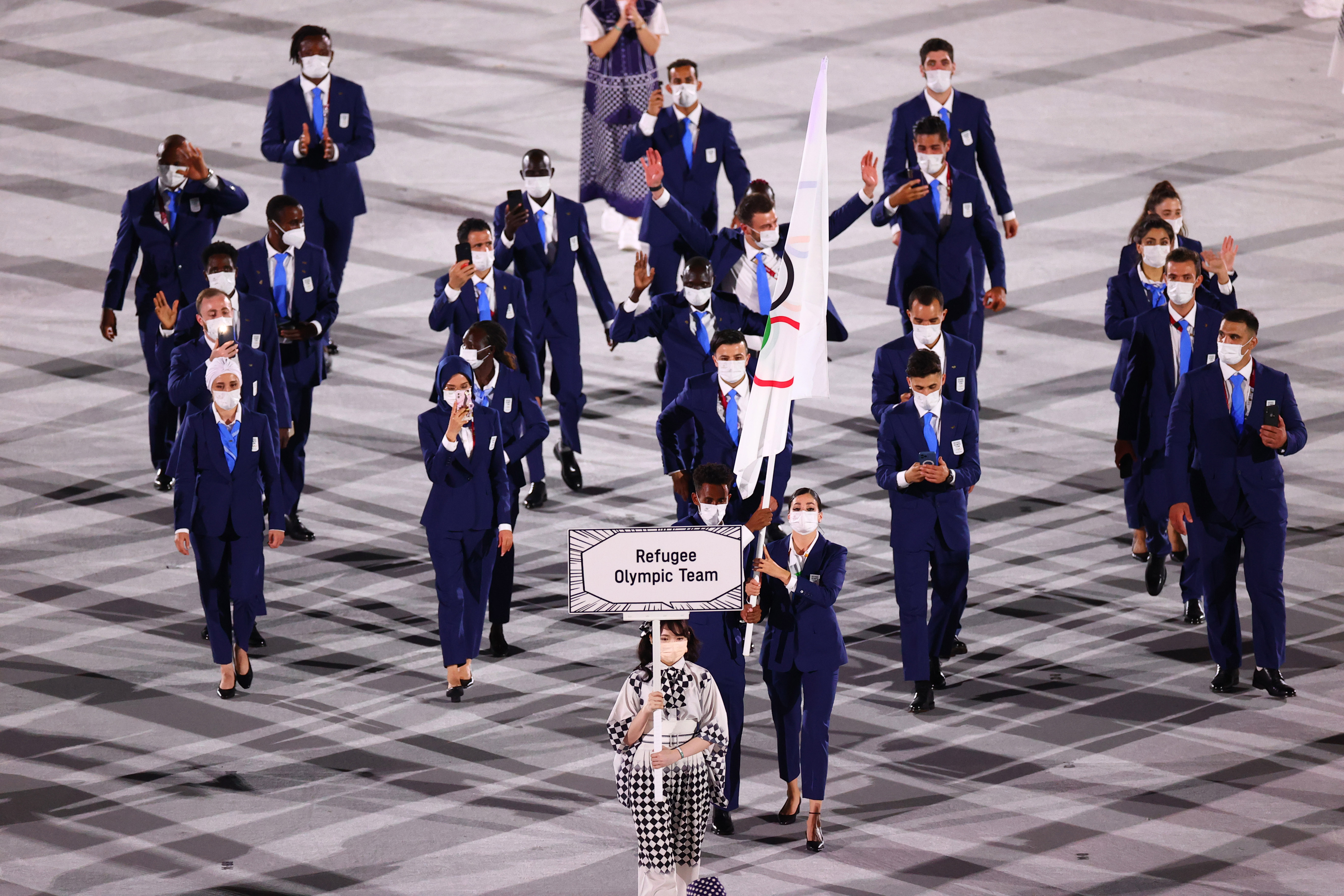 El equipo olímpico de refugiados en la ceremonia de apertura de Tokio 2020 (EUTERS/Mike Blake)
