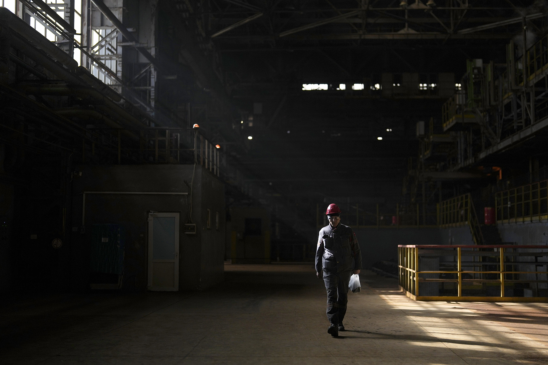 Un trabajador camina por la acería  (AP Foto/Thibault Camus)


