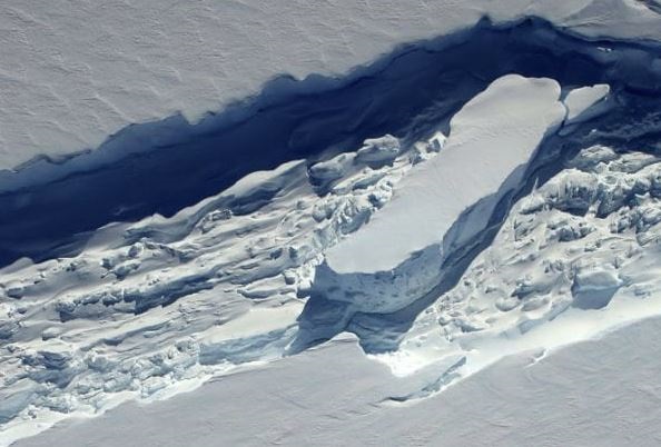 La mezcla de hielo, una combinación de fragmentos de la plataforma de hielo, nieve arrastrada por el viento y agua de mar congelada, puede actuar como un pegamento para fusionar grandes fisuras en el hielo flotante en la Antártida. (BECK / NASA OPERATION ICEBRIDGE)

