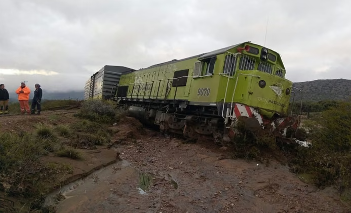 Por las lluvias, descarril&oacute; el Tren Patag&oacute;nico que va desde Viedma a Bariloche: c&oacute;mo fue el rescate a los pasajeros