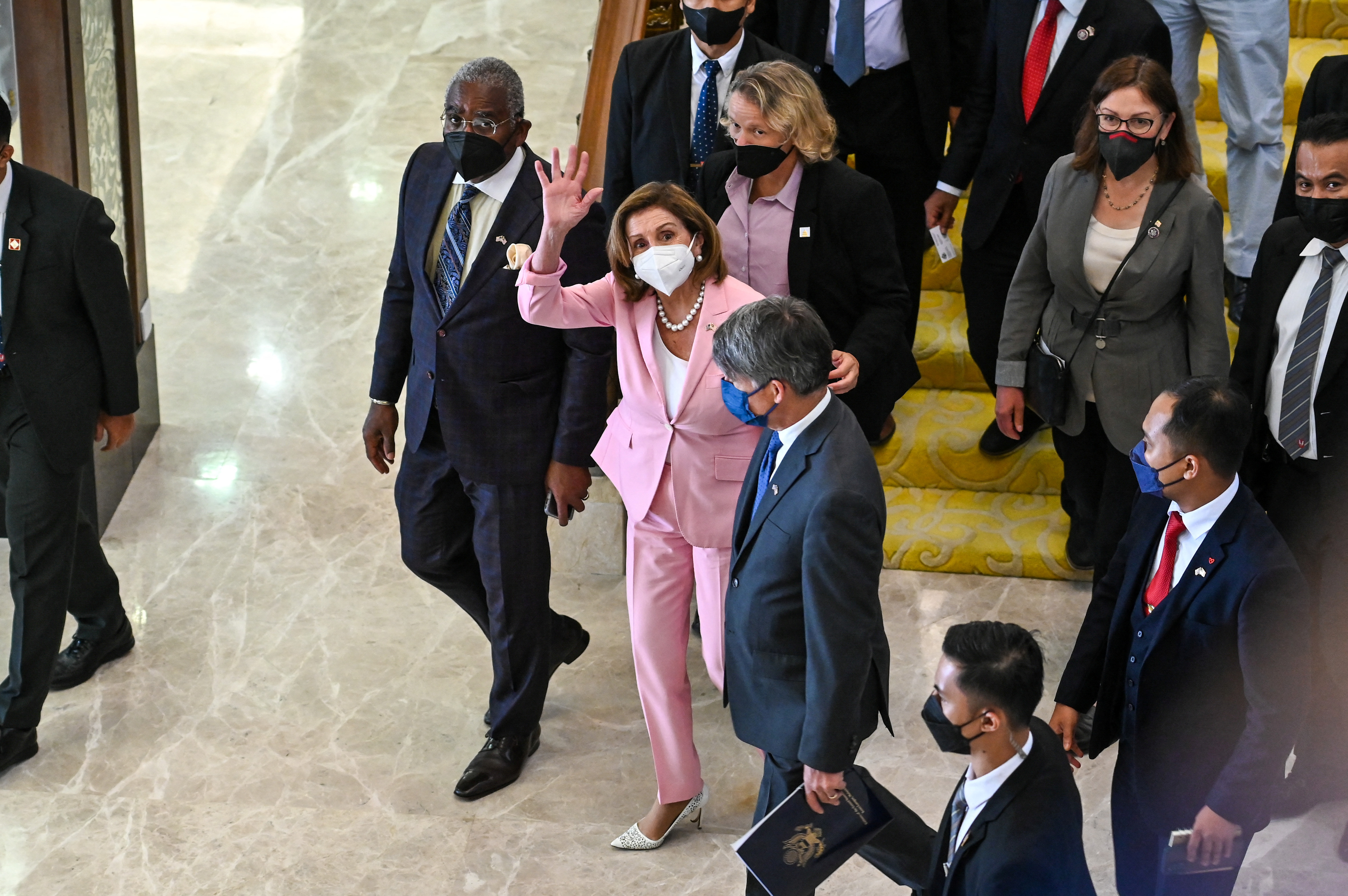 Nancy Pelosi saluda tras su reunión en el parlamento de Malasia en Kuala Lumpur (Malaysian Department of Information/Nazri Rapaai/REUTERS)