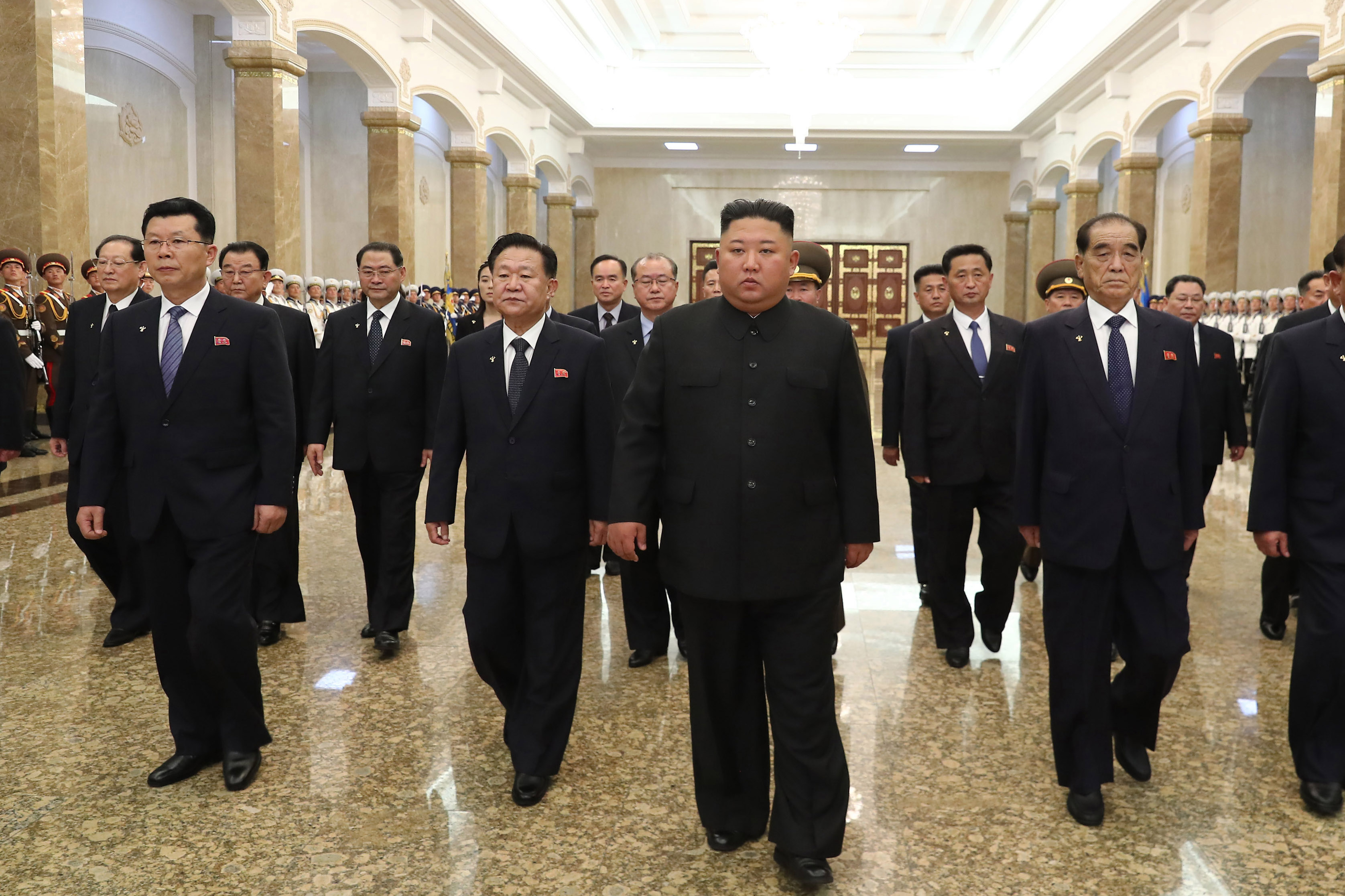 El líder norcoreano Kim Jong-un visita el Palacio Kumsusan del Sol en Pyongyang para rendir homenaje a su abuelo y al fundador de Corea del Norte, Kim Il-sung, con motivo del 26 aniversario de la muerte del ex dictador (DPA)
